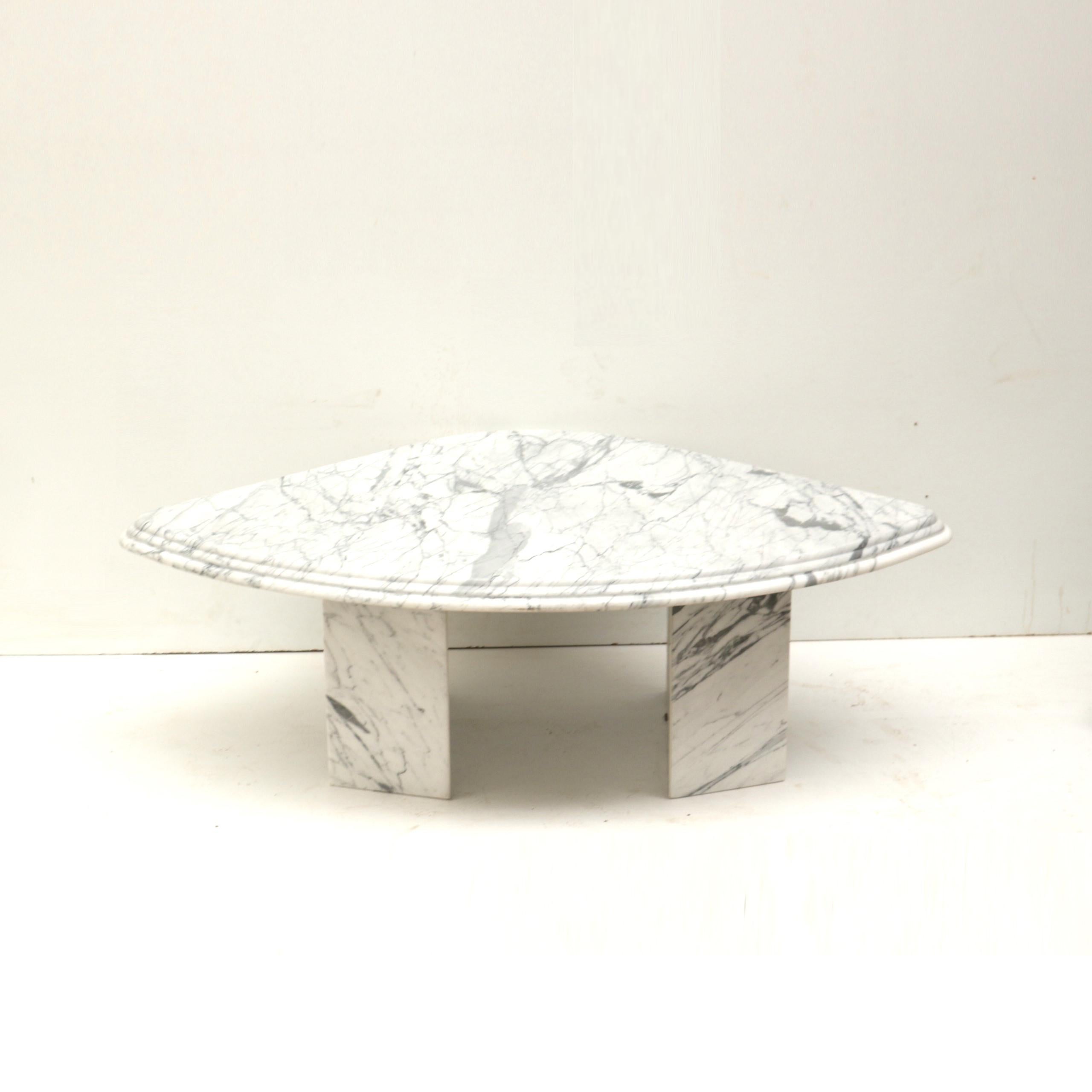 Italienischer Vintage-Marmor-Couchtisch aus den 1970er Jahren.

Abmessungen:
Breite: 129,5 cm
Tiefe: 91 cm
Höhe: 42 cm

Auf der Oberseite befinden sich einige kleine Kratzer.