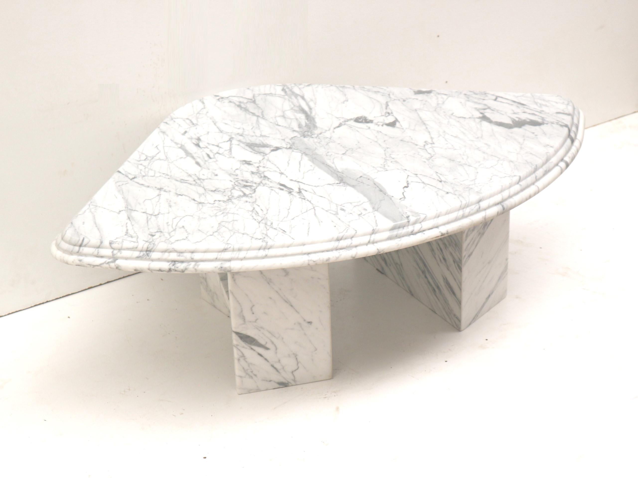 Mid-Century Modern Vintage Italian marble coffee table from the 1970s For Sale