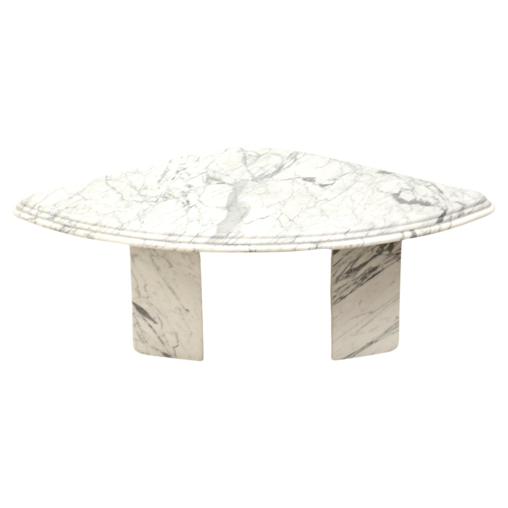Italienischer Marmor-Couchtisch aus den 1970er Jahren im Angebot