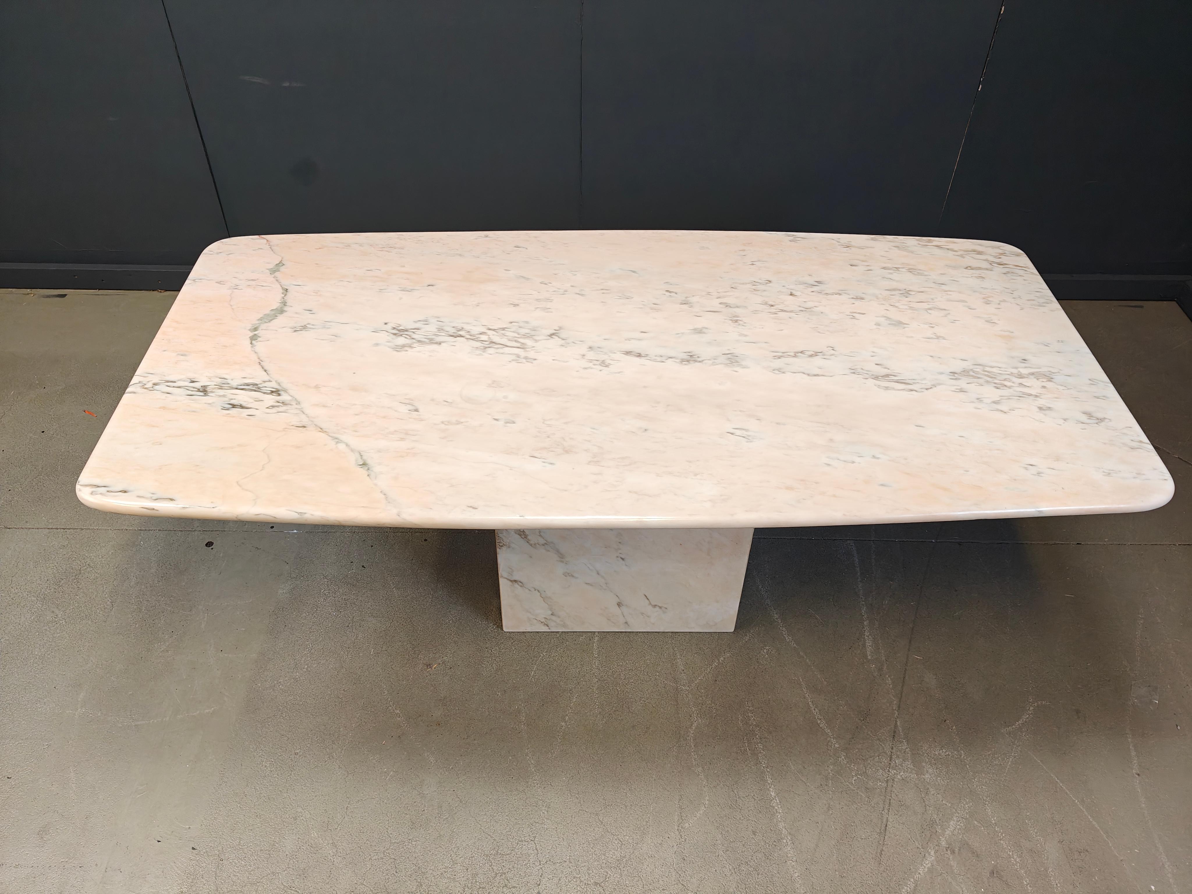 Magnifique table de salle à manger en marbre rosa portogallo avec de belles couleurs et veinures.

Bon état.

Années 1970 - Italie

Hauteur : 75cm
Largeur : 200 cm
Profondeur : 100cm

Réf : 25111003

*Toutes les images font toujours partie de la