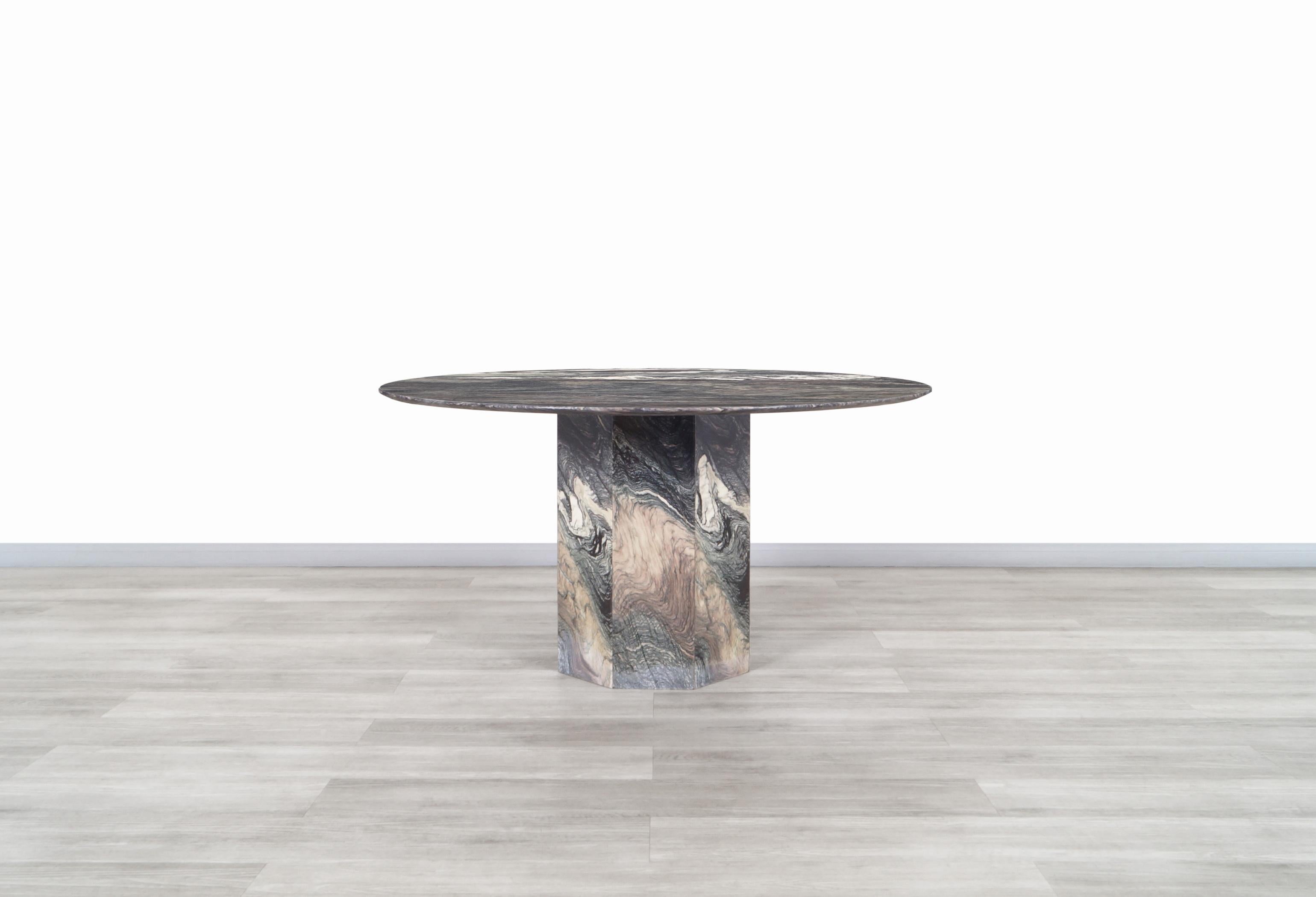 Amazing vintage Italian Cipollino Ondulato marble dining table designed and manufactured in Italy, circa 1970s. This table has a modern design where the rich veining distinguishes the highest quality of marble used in constructing this beautiful