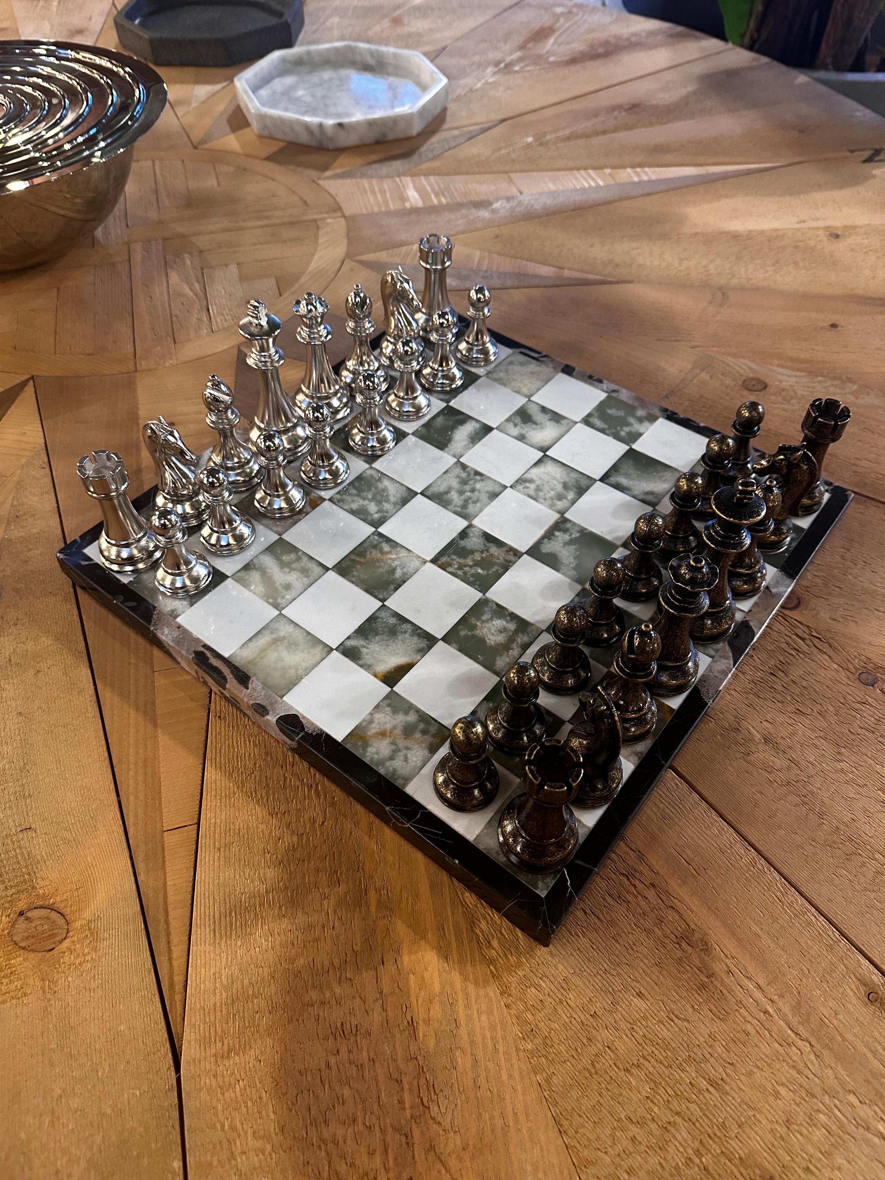 Das Vintage Italian Marble Large Chess Set aus den 1980er Jahren ist ein luxuriöses und visuell auffälliges Brettspiel. Das Schachbrett ist aus exquisitem italienischem Marmor gefertigt, der ihm eine zeitlose Eleganz verleiht. Zusammen mit den