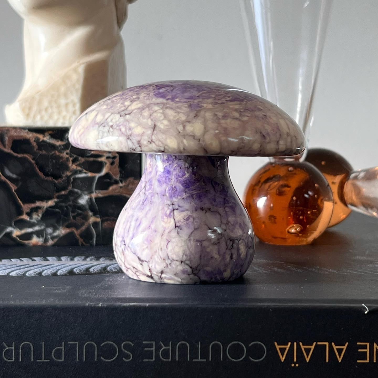 A vintage Italian marble mushroom objet d’art / paperweight in a stunningly rare lavender purple tone, hand-carved in Italy 1960s. Minor signs of wear consistent with age but overall good condition. Pick up in central west Los Angeles or worldwide