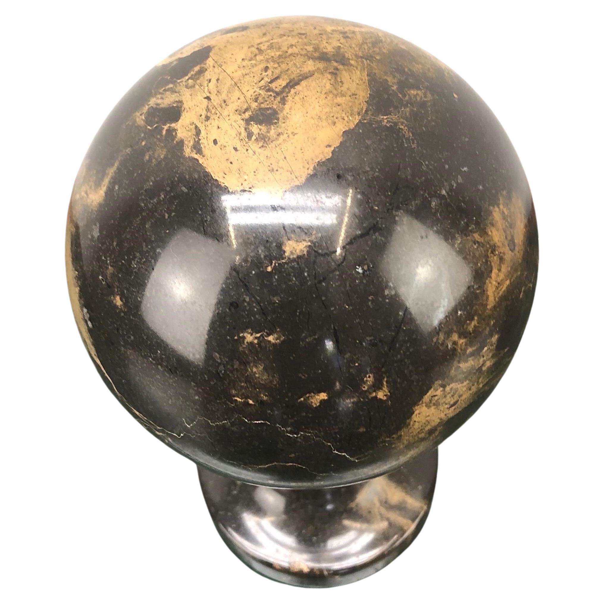Fermacarte d'epoca in marmo italiano. Sfera rotonda in marmo nero con venature marroni su una base circolare tornita.