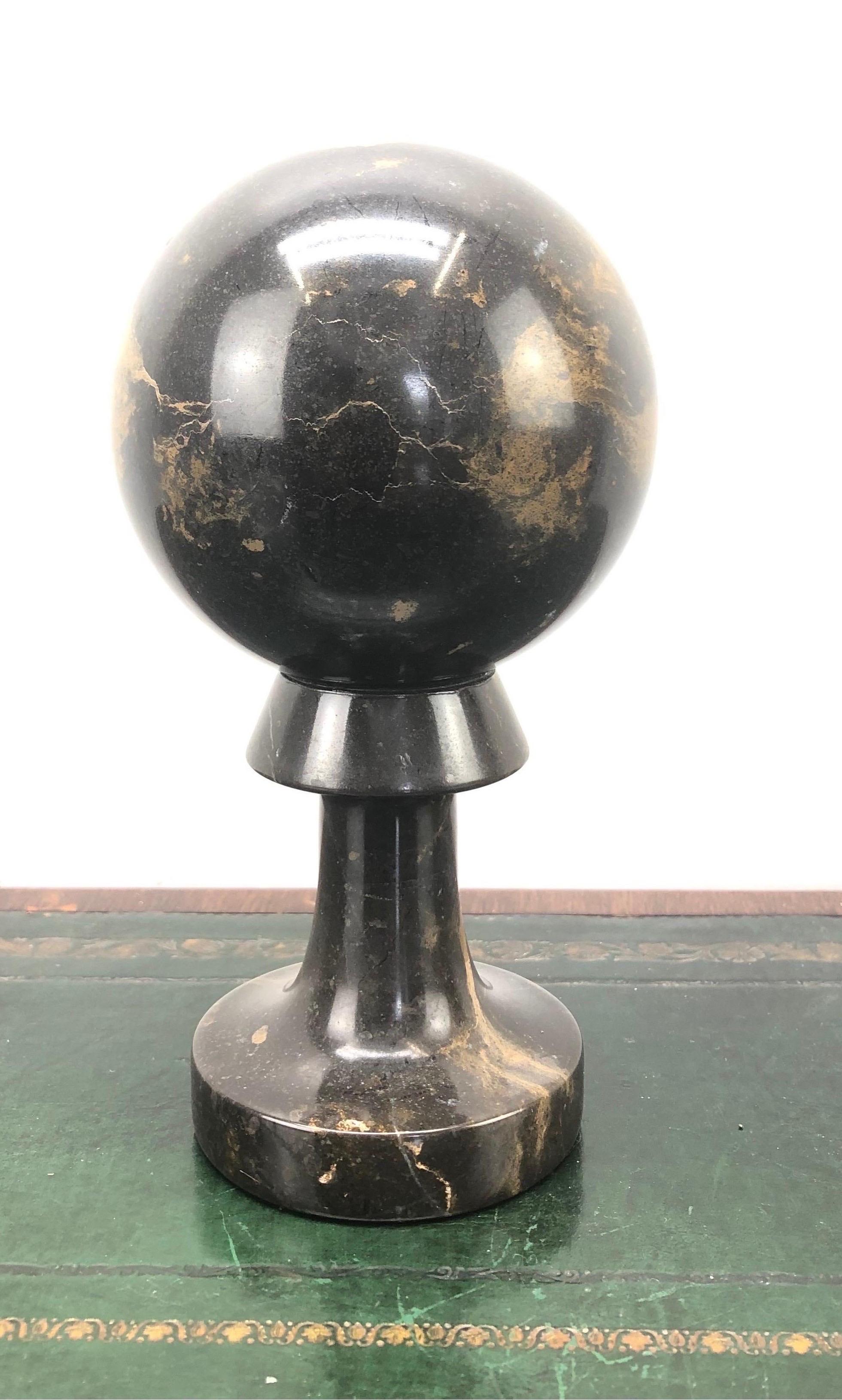 Mid-Century moderno Fermacarte italiano d'epoca con sfera in marmo in vendita