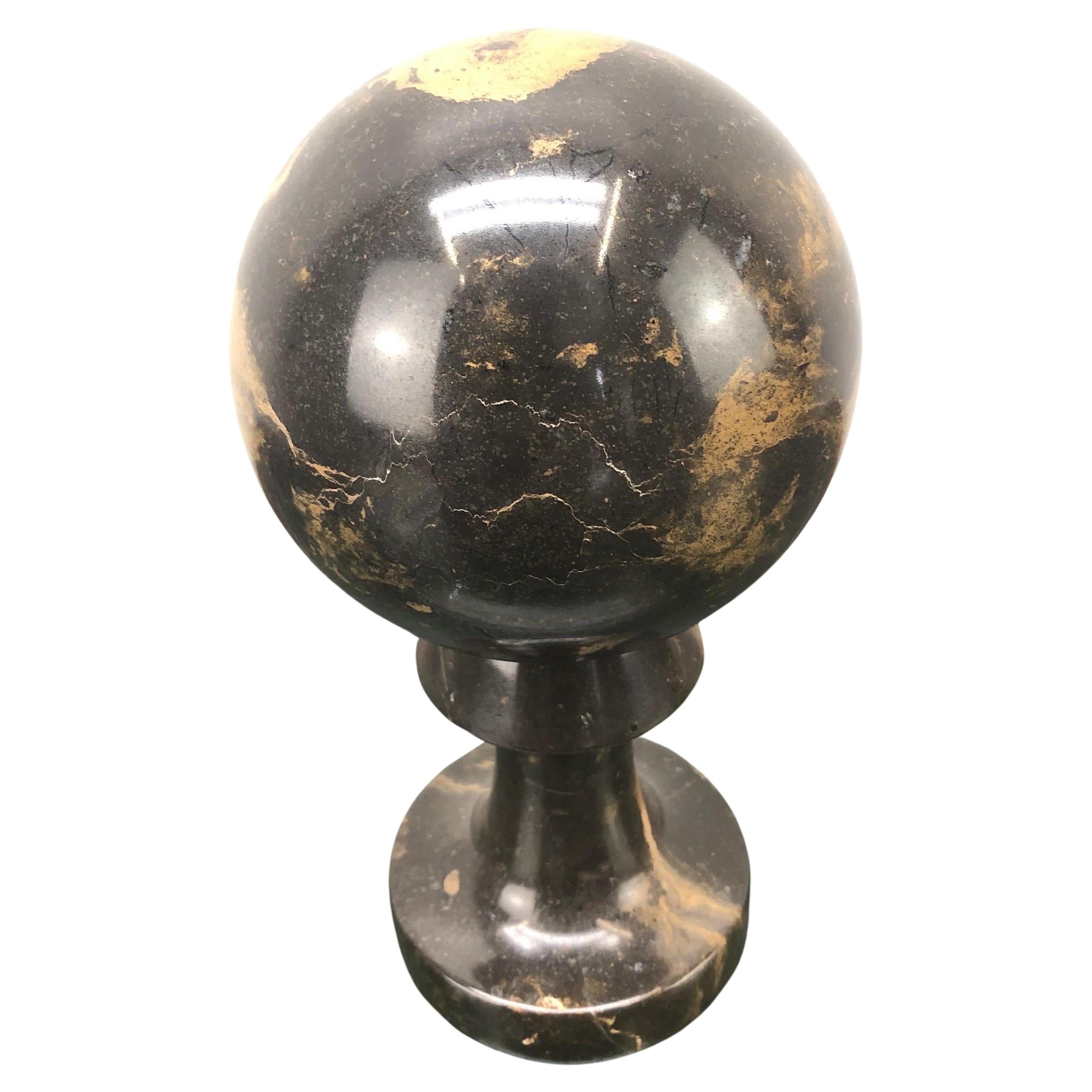 Italiano Fermacarte italiano d'epoca con sfera in marmo in vendita