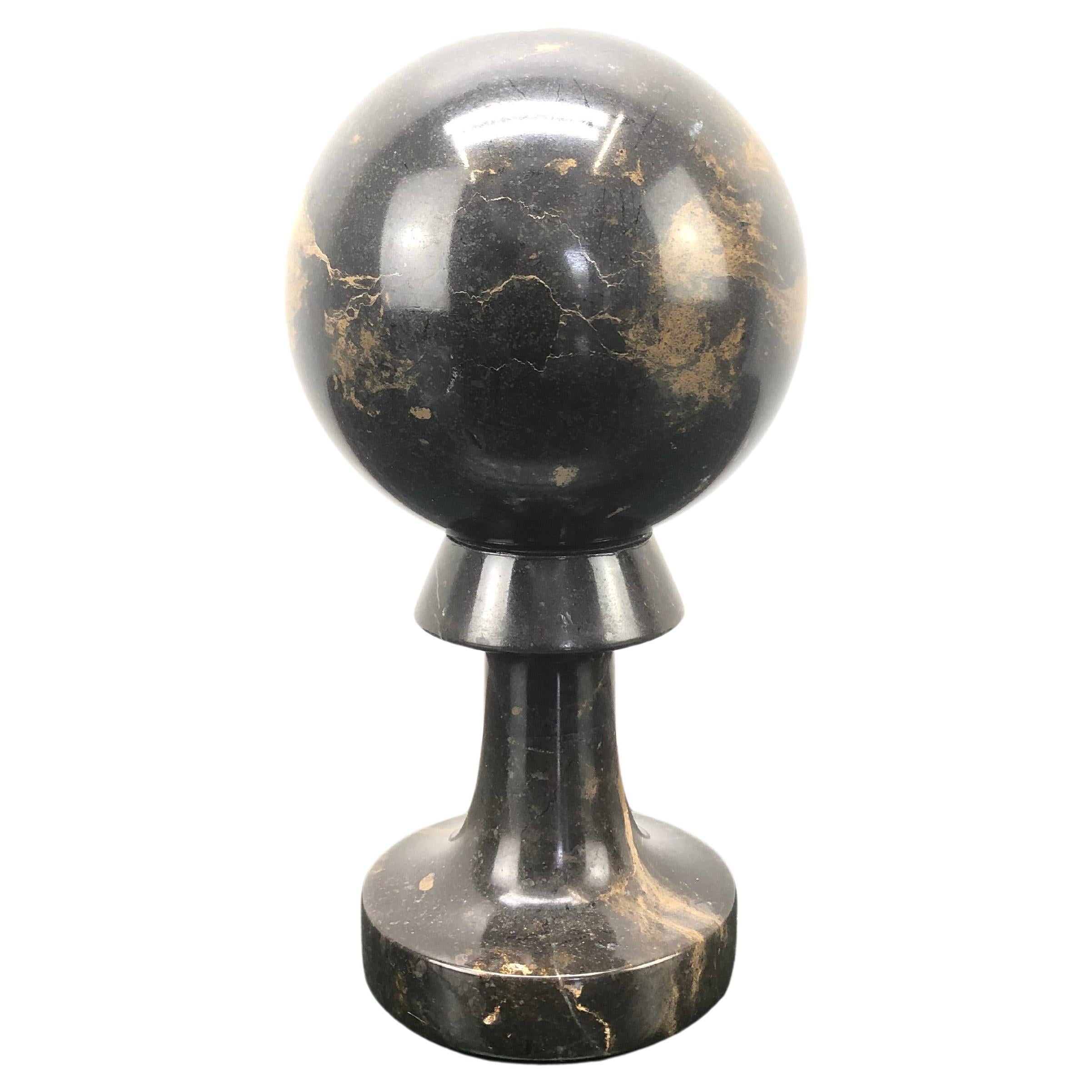 Fermacarte italiano d'epoca con sfera in marmo