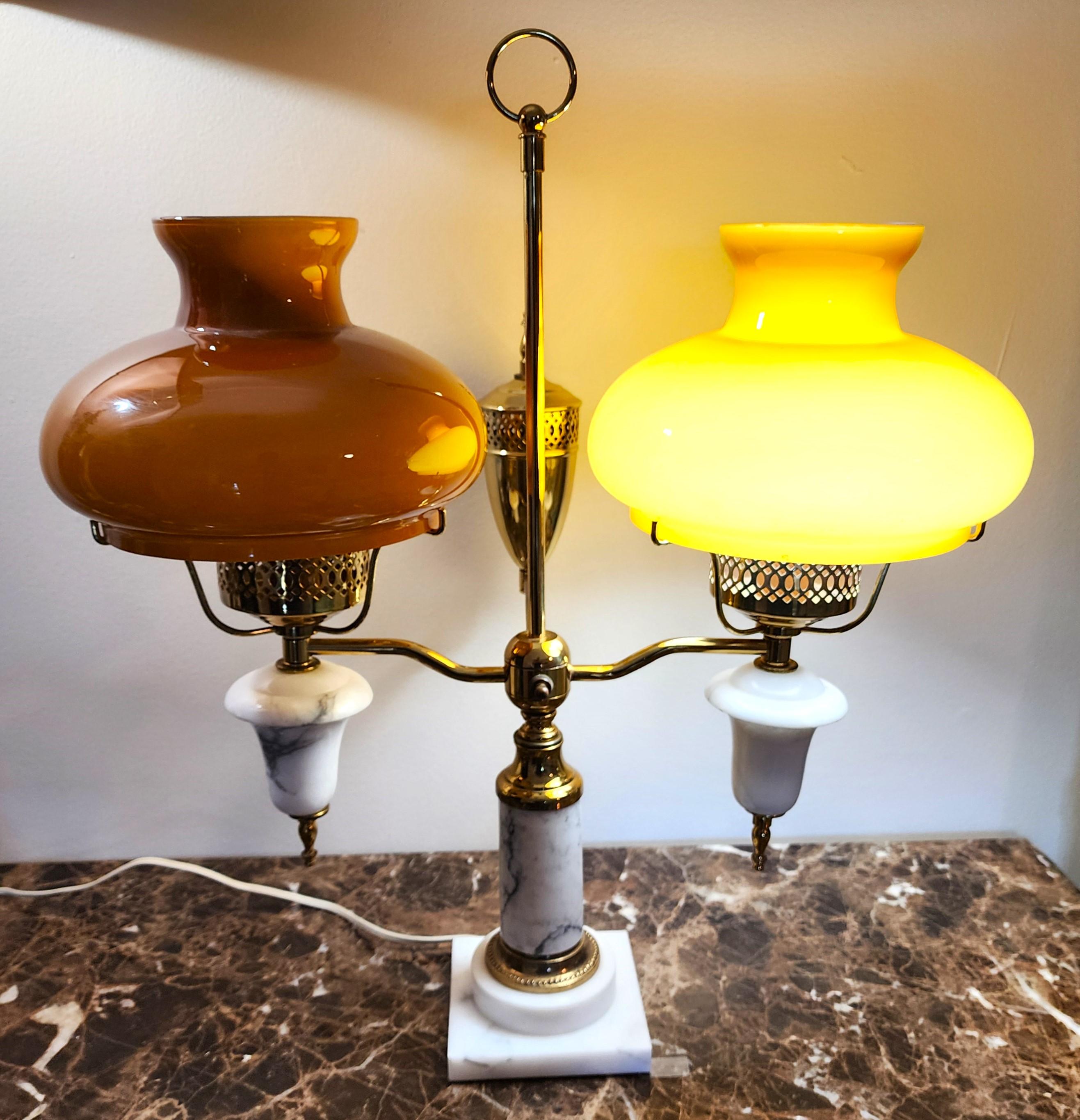 Metà XX secolo Lampada da tavolo per studenti in marmo vintage Italian Lamp in vendita