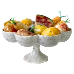 Alte italienische Marmortazza mit Obst und Gemüse