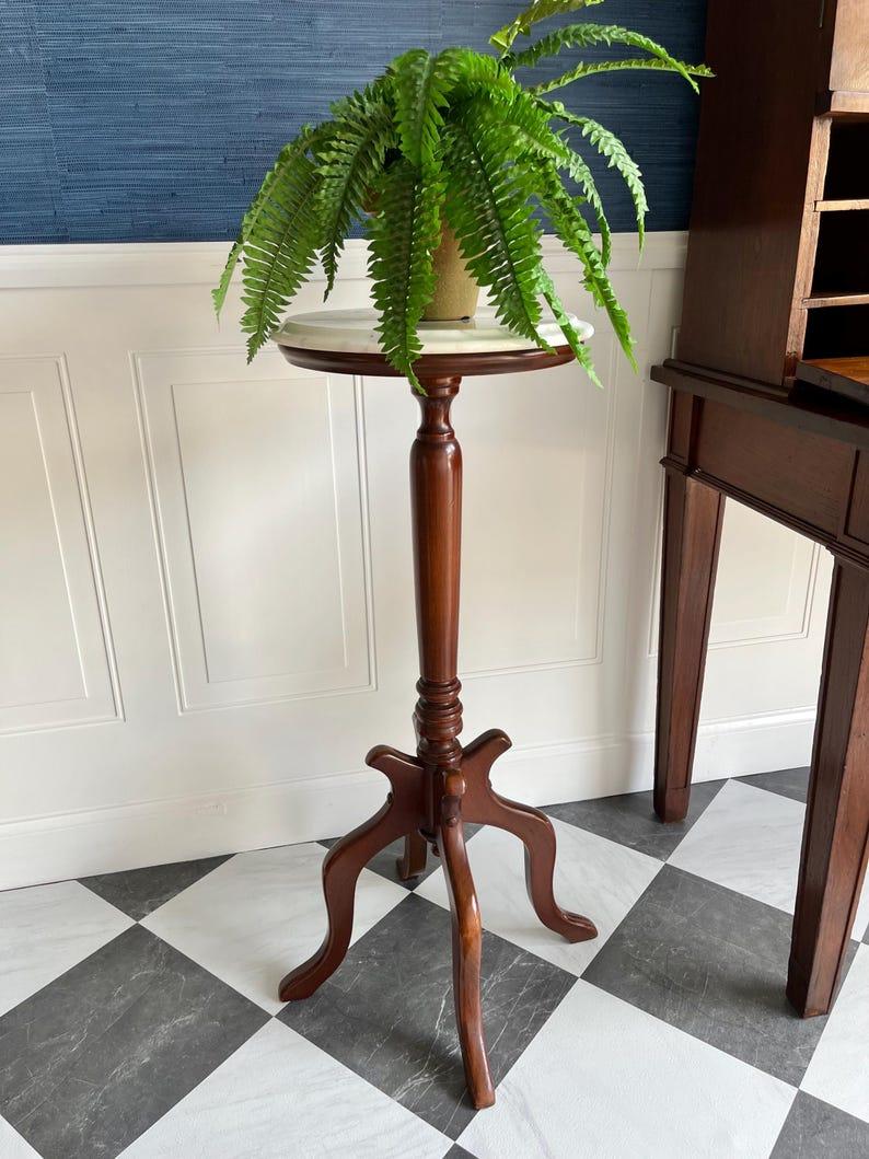 Vintage Italienische Marmorplatte Sockel Tisch Pflanze oder Display Stand (amerikanisch) im Angebot