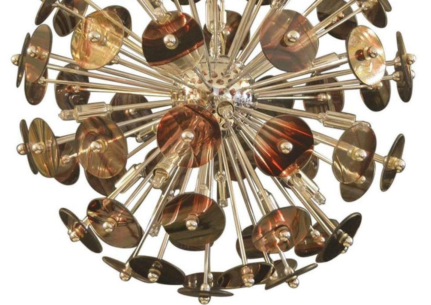 Lustre Sputnik vintage avec des disques en verre de Murano marbré montés sur une monture chromée. Le jeu de la technique marbrée crée des couleurs captivantes qui rehaussent l'ambiance générale de l'espace.
*Rééquipement pour répondre aux normes