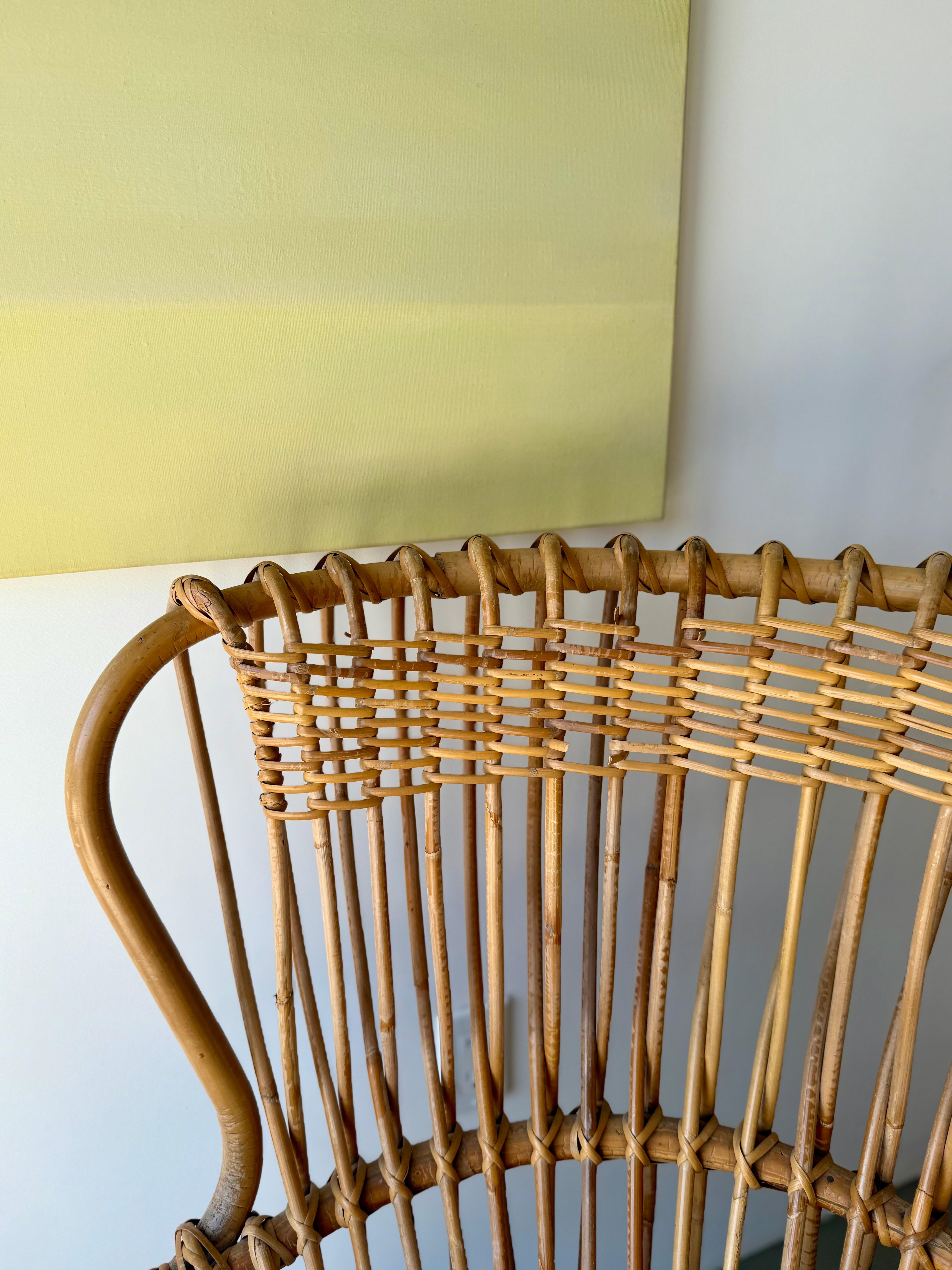 Icône sculpturale du modernisme italien, la chaise Margherita a été conçue par Franco Albini en 1950 et produite par Vittorio Bonacina. Tissé à la main à partir de rotin sur un cadre en bois et en canne finement travaillé, ce fauteuil présente un