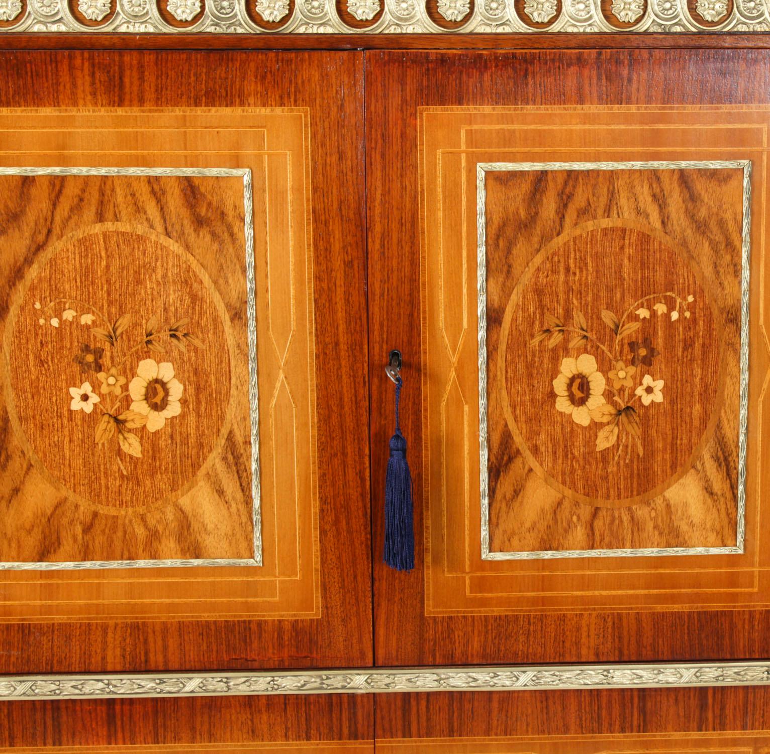 Vintage Italian Marquetry Burr Walnut Cocktail Cabinet & Glassware 20th Century For Sale 4