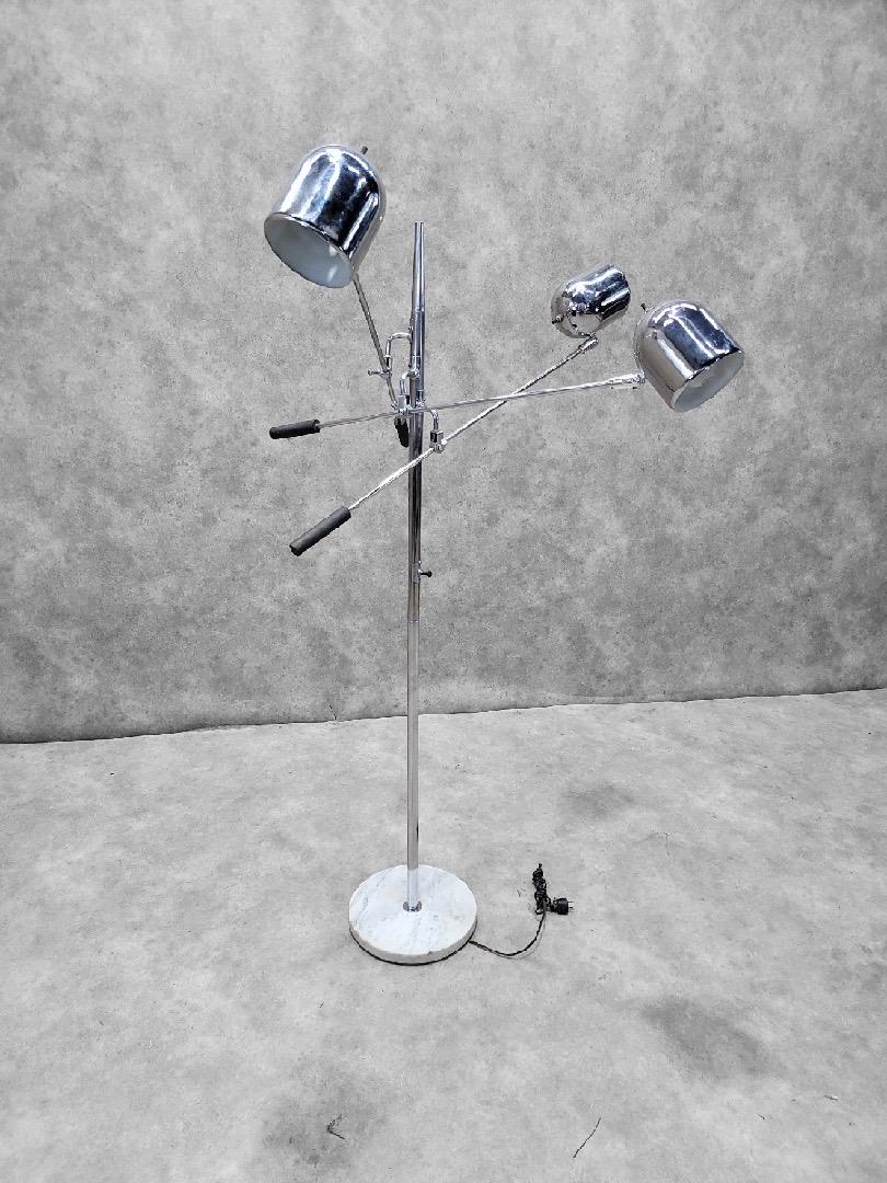 Vintage Italian Lamp Cromo e Marmo Triennale per Arredoluce

Illumina il tuo spazio con questa bellissima ed elegante lampada cromata di Arredoluce. Ciascuna delle tre luci è completamente regolabile e può essere accesa e spenta individualmente. La