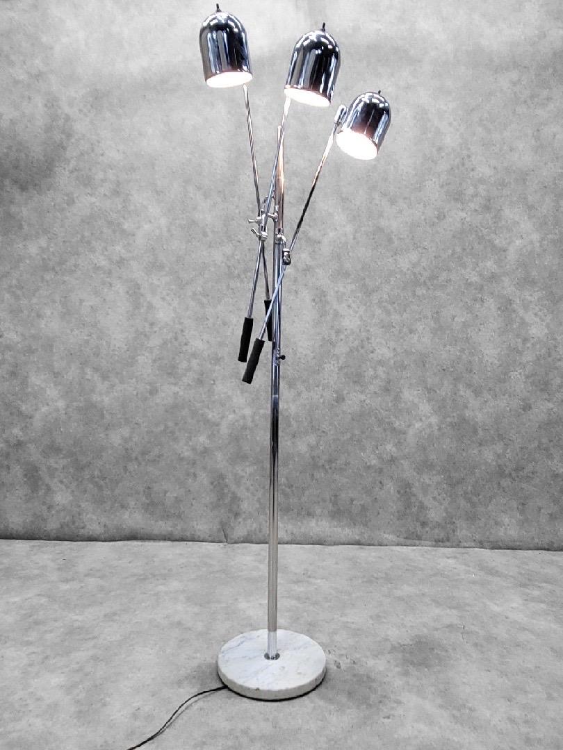 Mid-Century moderno MCM Lampada da terra in stile cromo e marmo Triennale per Arredoluce in vendita