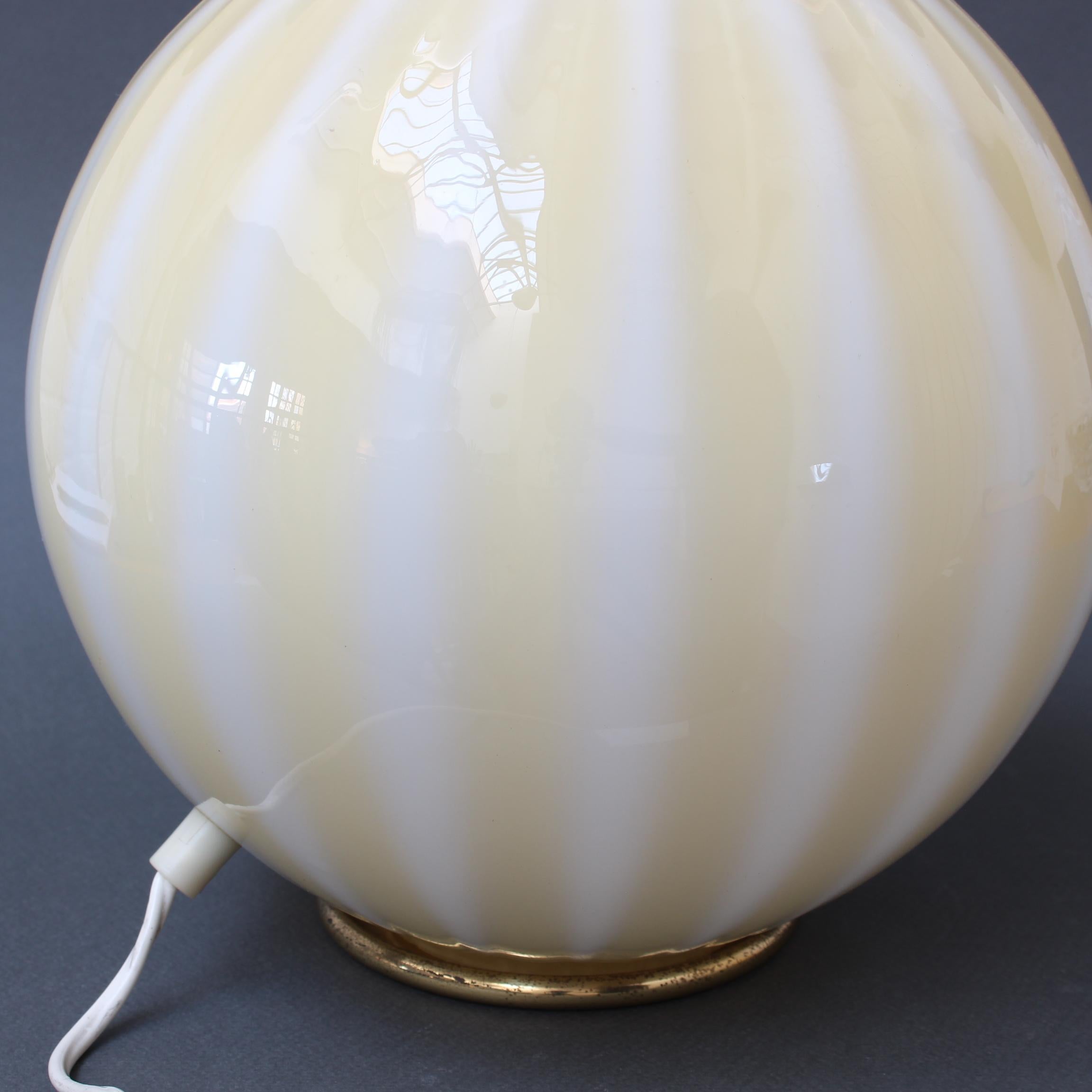 Lampe à globe italienne vintage en forme de melon (vers les années 1960) en vente 4