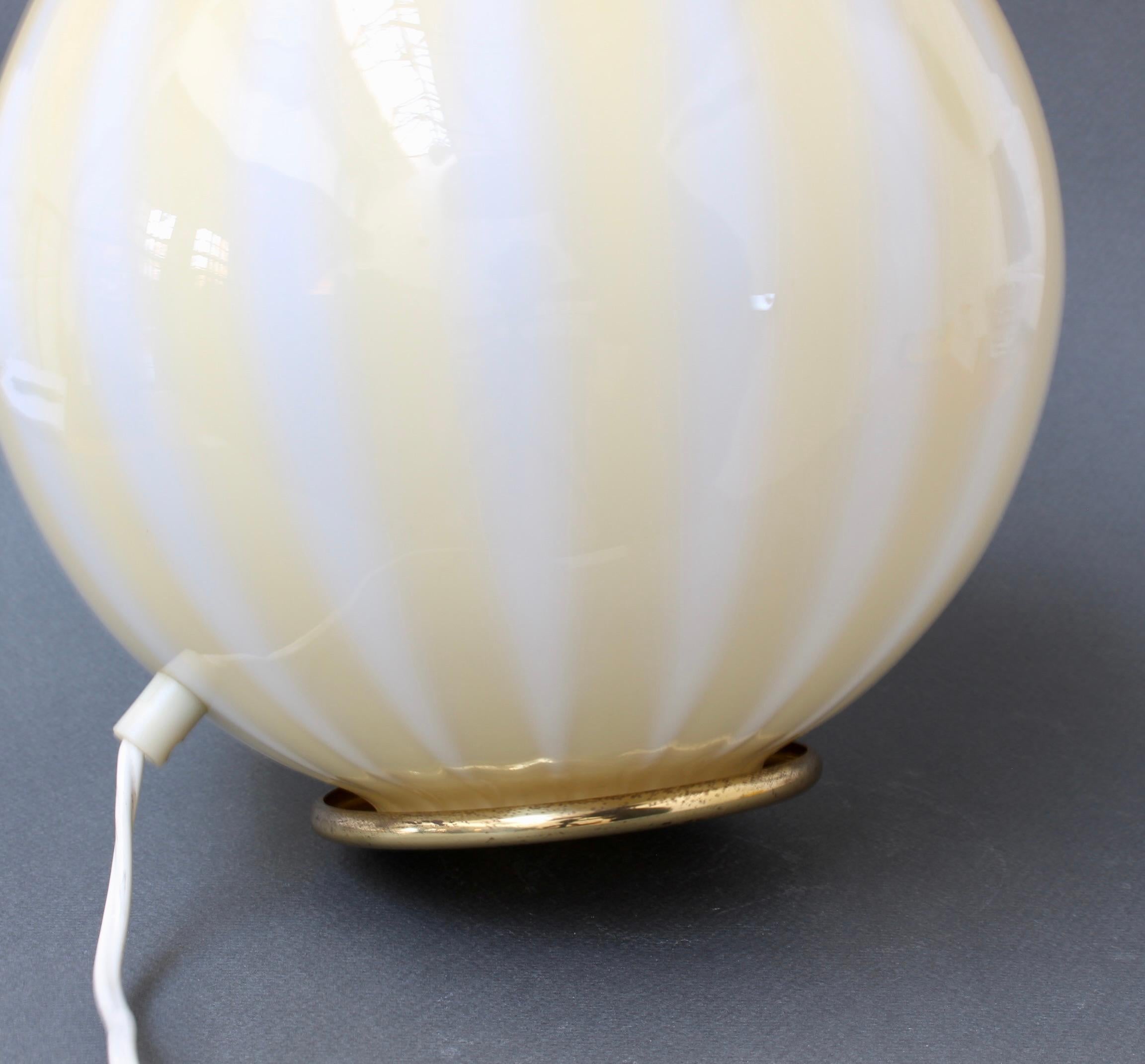 Lampe à globe italienne vintage en forme de melon (vers les années 1960) en vente 5