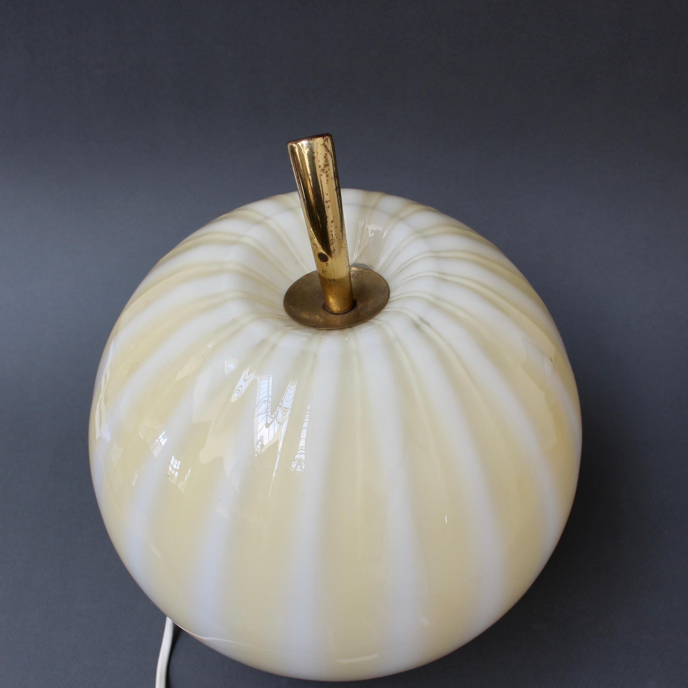 Lampe à globe italienne vintage en forme de melon (vers les années 1960) en vente 7