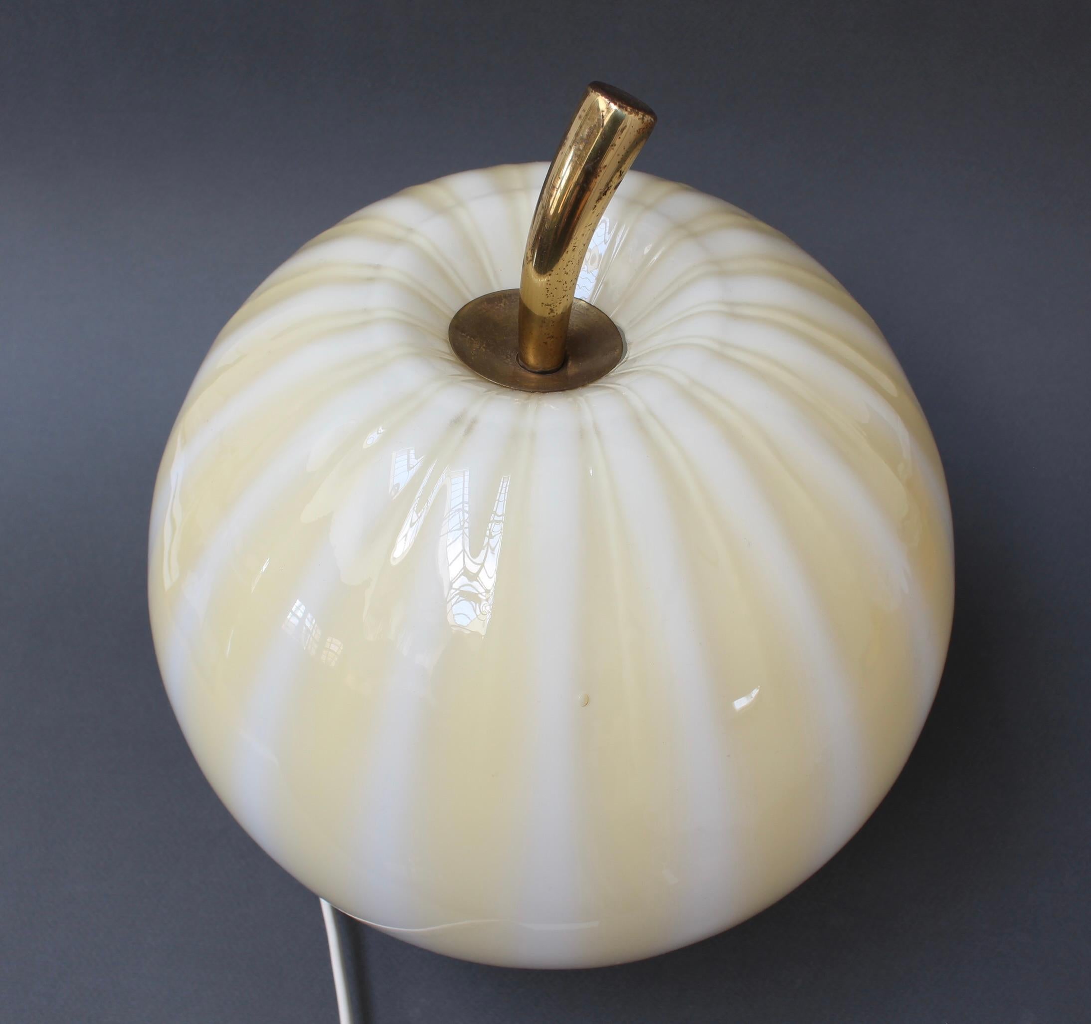 Lampe à globe italienne vintage en forme de melon (vers les années 1960) en vente 8