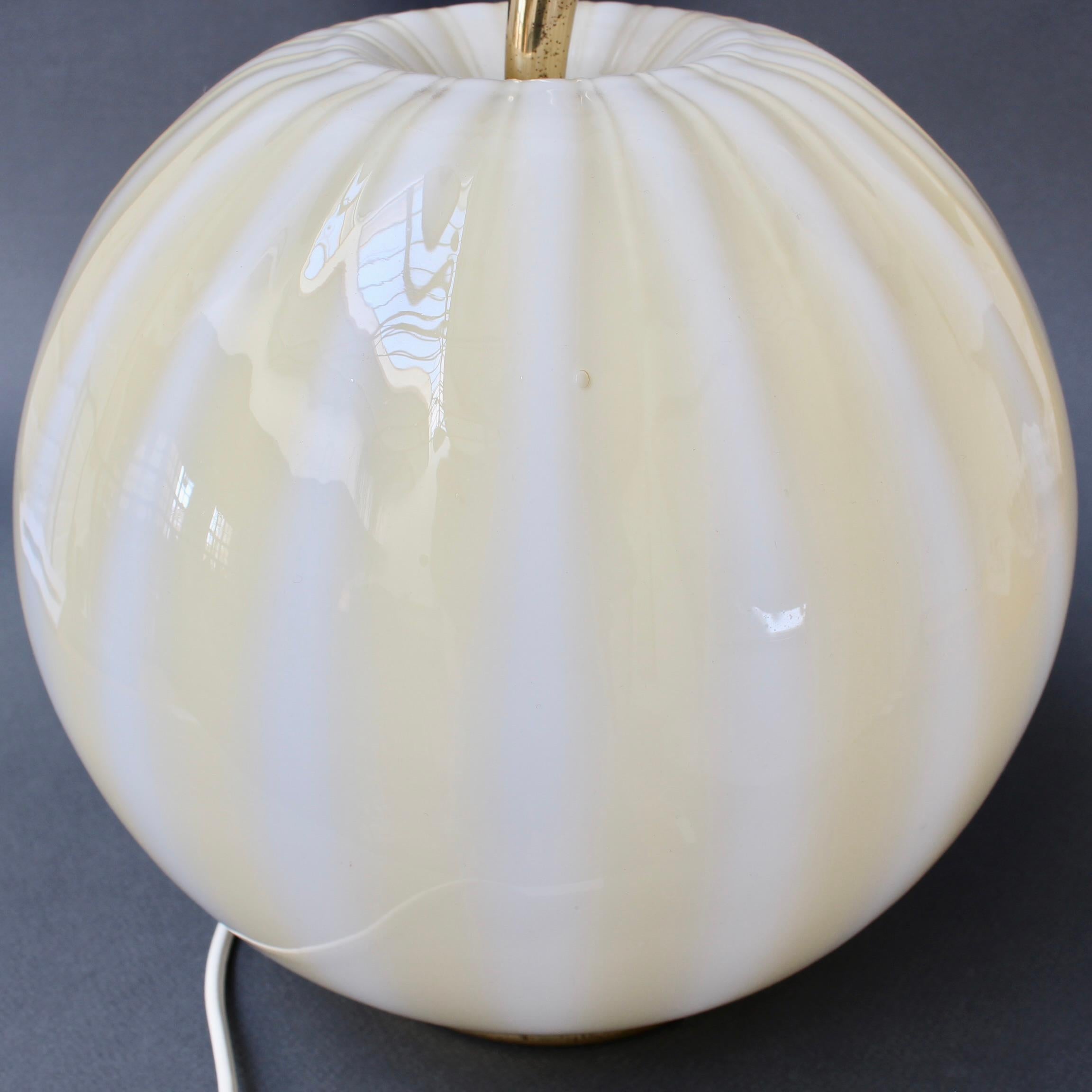 Lampe à globe italienne vintage en forme de melon (vers les années 1960) en vente 11
