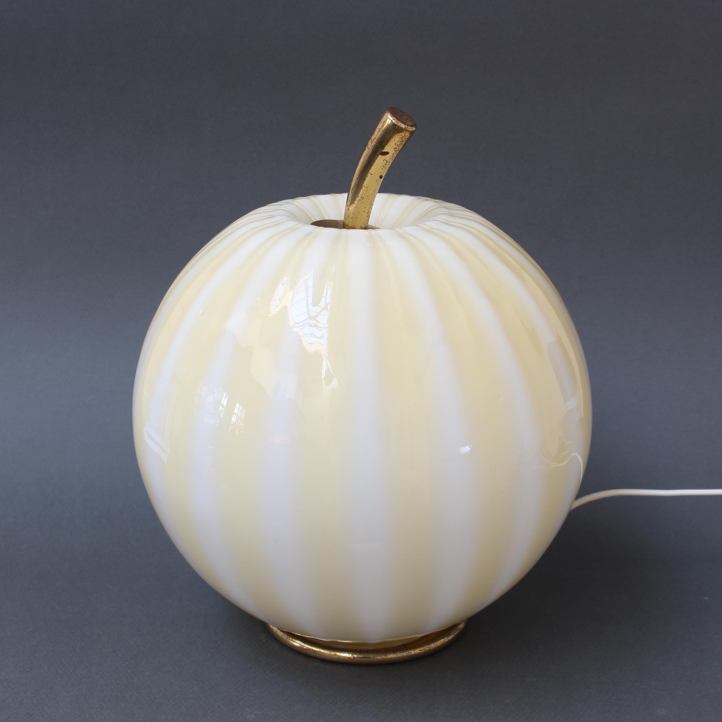 Vintage lampe globe italienne en forme de melon (circa 1960s). Un charme absolu, cette lampe de table rare est une véritable pièce de conversation. La tige et le socle sont en laiton, tous deux présentant une patine de caractère attestant de leur