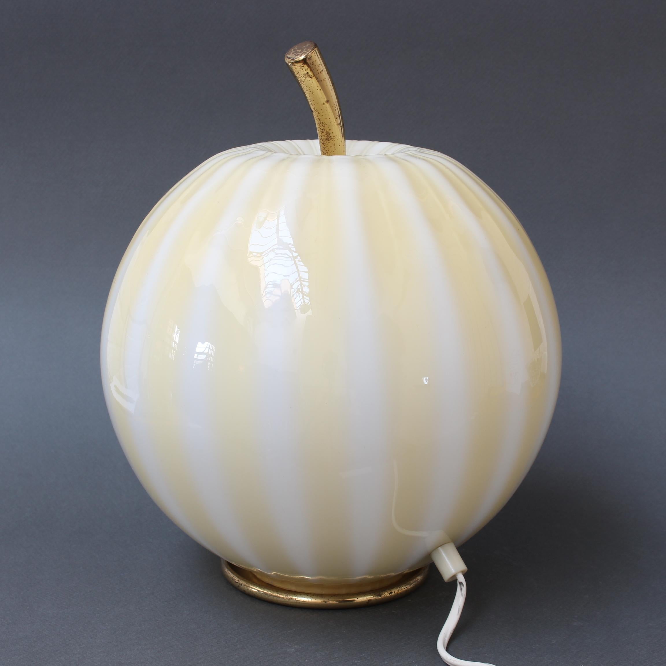Lampe à globe italienne vintage en forme de melon (vers les années 1960) en vente 1