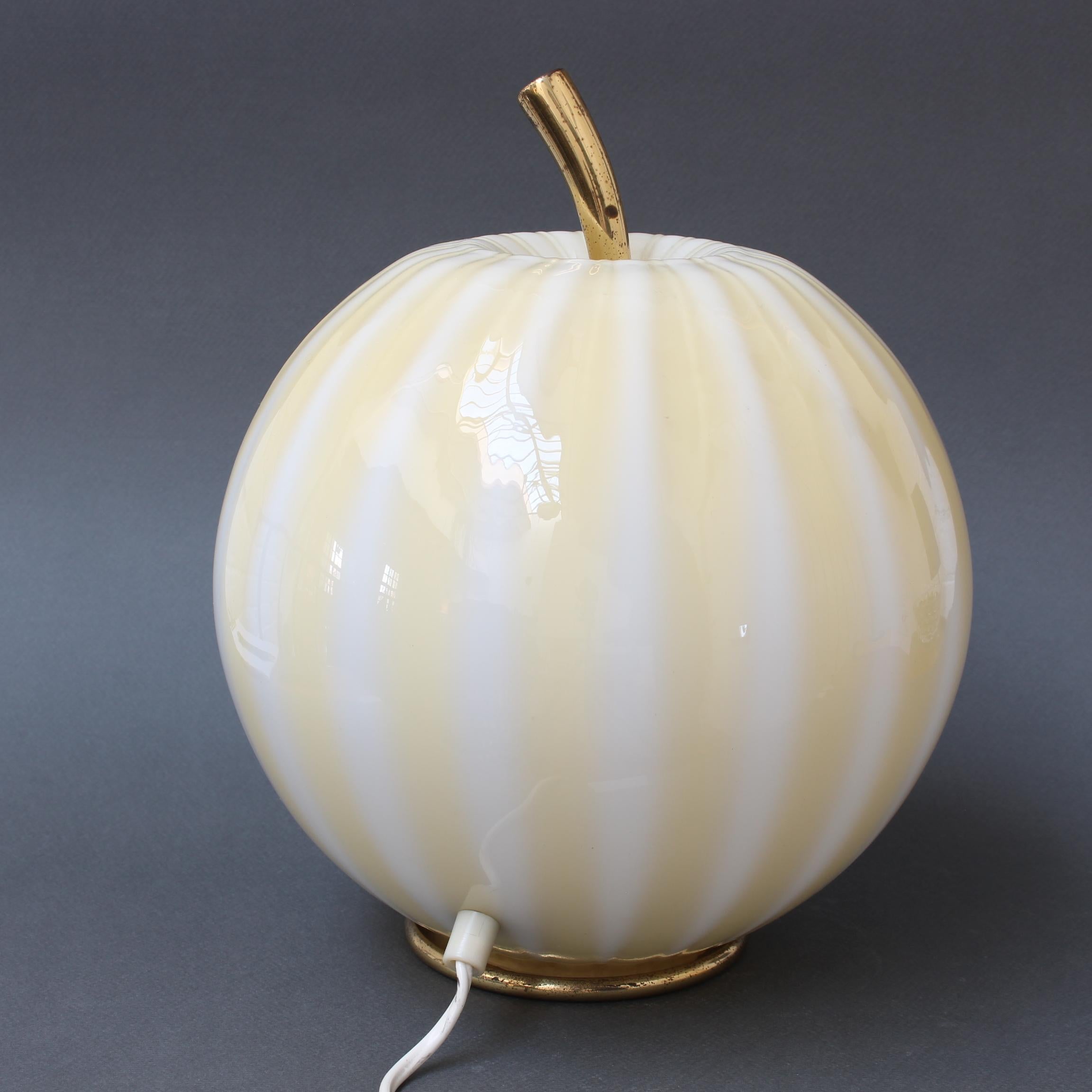 Lampe à globe italienne vintage en forme de melon (vers les années 1960) en vente 2