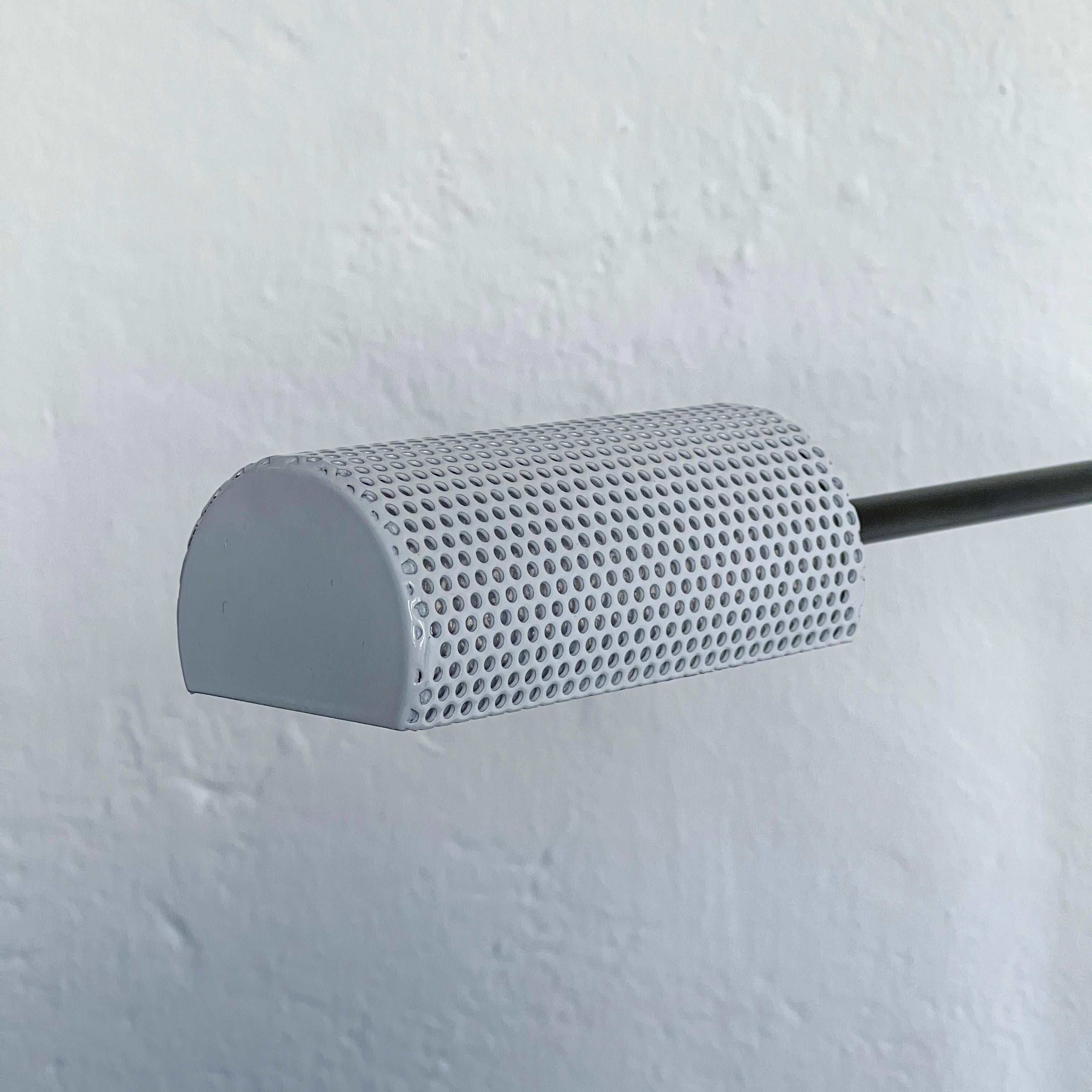 Vintage Italian Memphis Era Desk Lamp in White Perforated Metal, Orientable Arm In Good Condition For Sale In Milano, IT