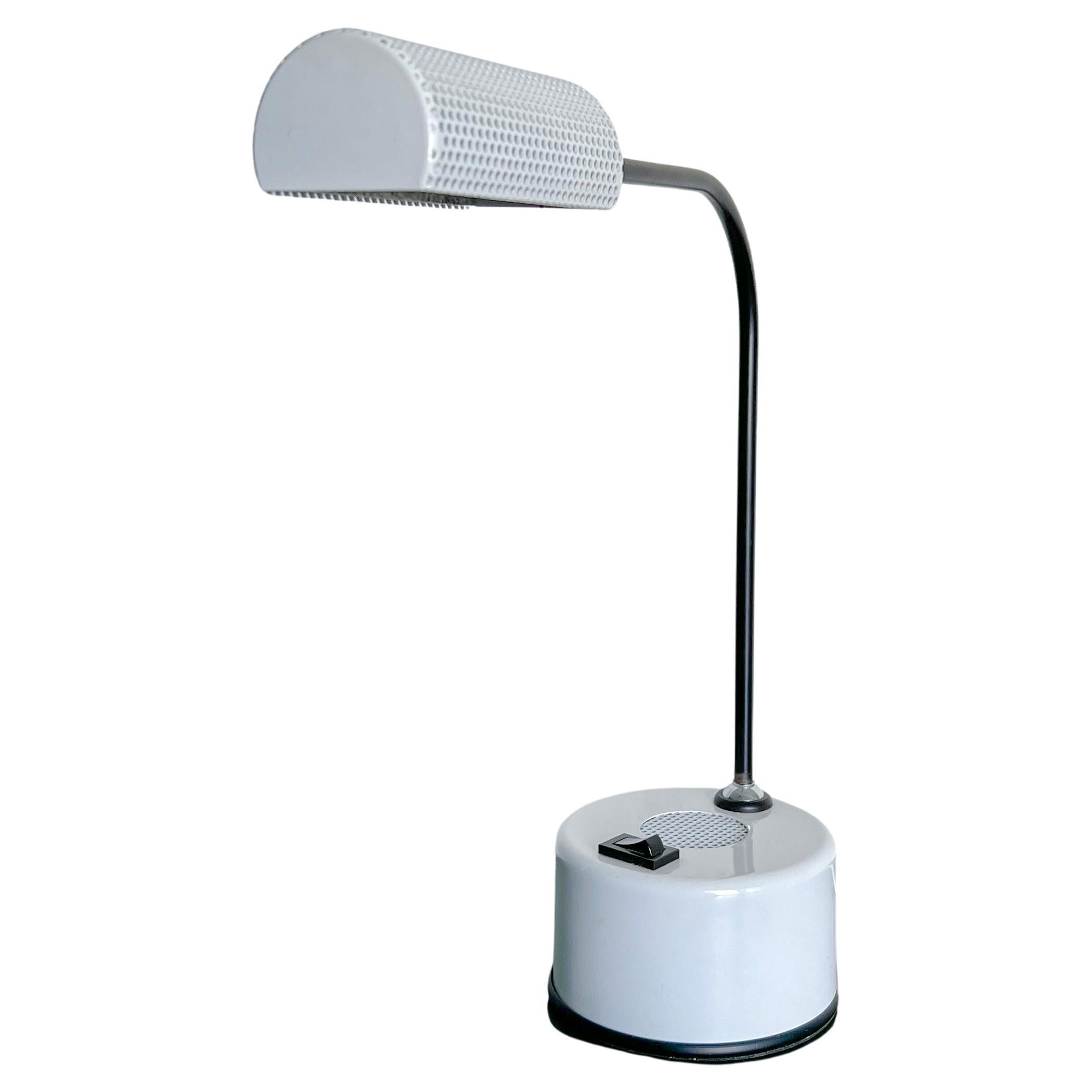 Vintage Italian Memphis Era Lámpara de Sobremesa de Metal Blanco Perforado, Brazo Orientable