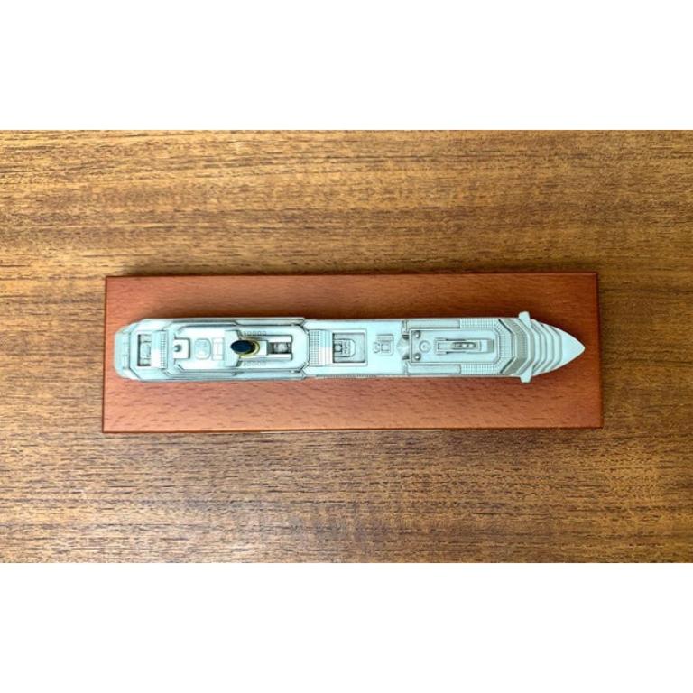 Vintage Italian Metal Costa Pacifica Cruise Ship Model, in Very Good conditions. Conçu de 1990 à 1999.

Informations complémentaires :
Matériaux : Métal, bois
Pays d'origine : Italie
Couleur : marron
Type d'article : Vintage, antique ou