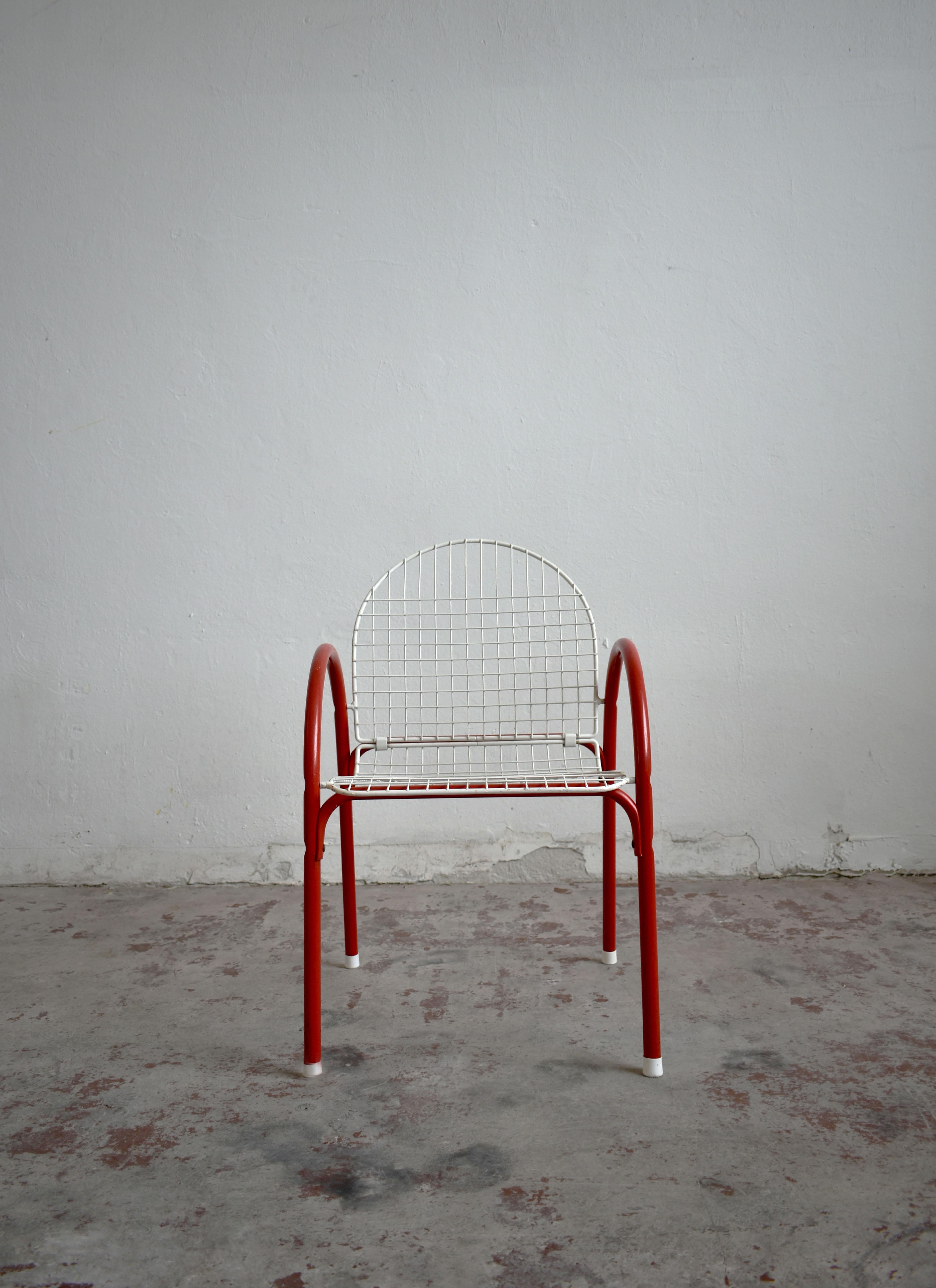 Vintage garden chair, modernist design

Produced in 1970s-1980s

Tubular metal frame lacquered in red color supports seat made of wire mesh powder-coated in white color

The chair is in very good original vintage condition, there are some
