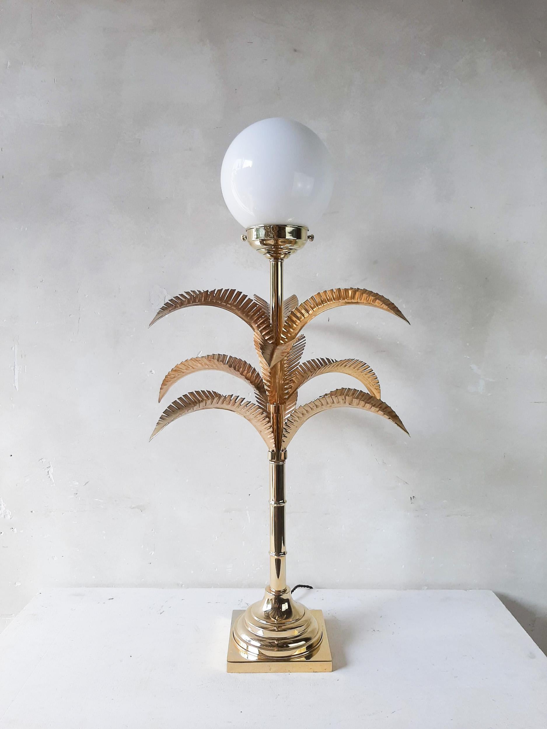 Beautiful palm tree lamp attributed to Sergio Terzani 1970s Florence, Italy.
Made of metal with a brass finish that shows a beautiful original distressed patina. With a lamp bulb made of opaline glass.
Decorative vintage lamp in Hollywood Regency