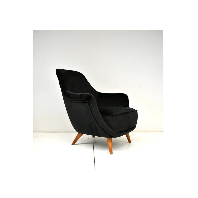 1950s vintage armchair, Italian manufacture. The armchair has a wooden structure, with black velvet upholstery.
Simple and elegant design.
New padding and upholstery.