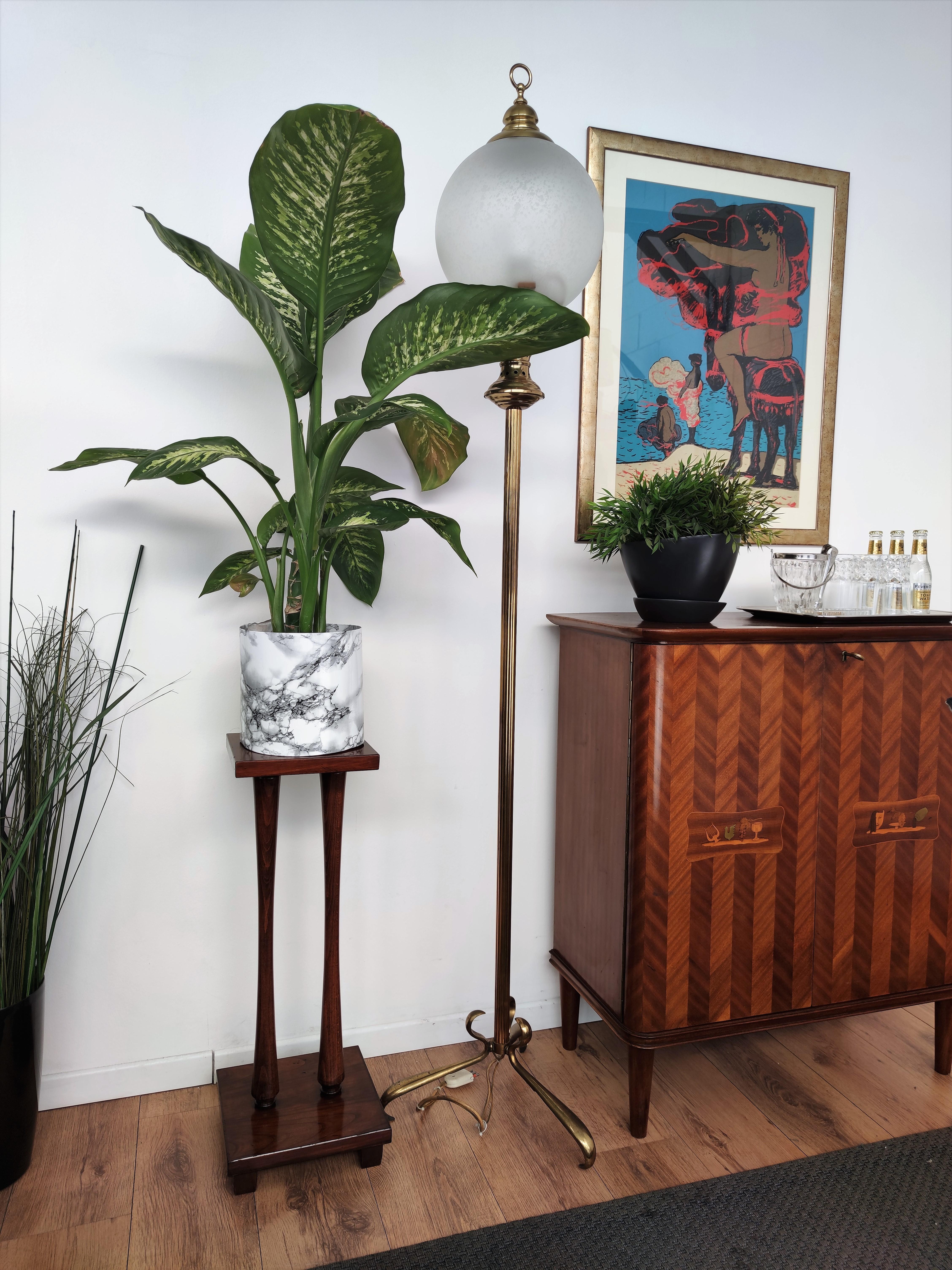 Beautiful Italian plant stand or pedestal ideal for various uses. The squared top and bottom are supported on two legs shaped in a typical mid-century Art Deco style highlighting the great veneer pattern of the wood.

Dimensions: Height cm 74 inch