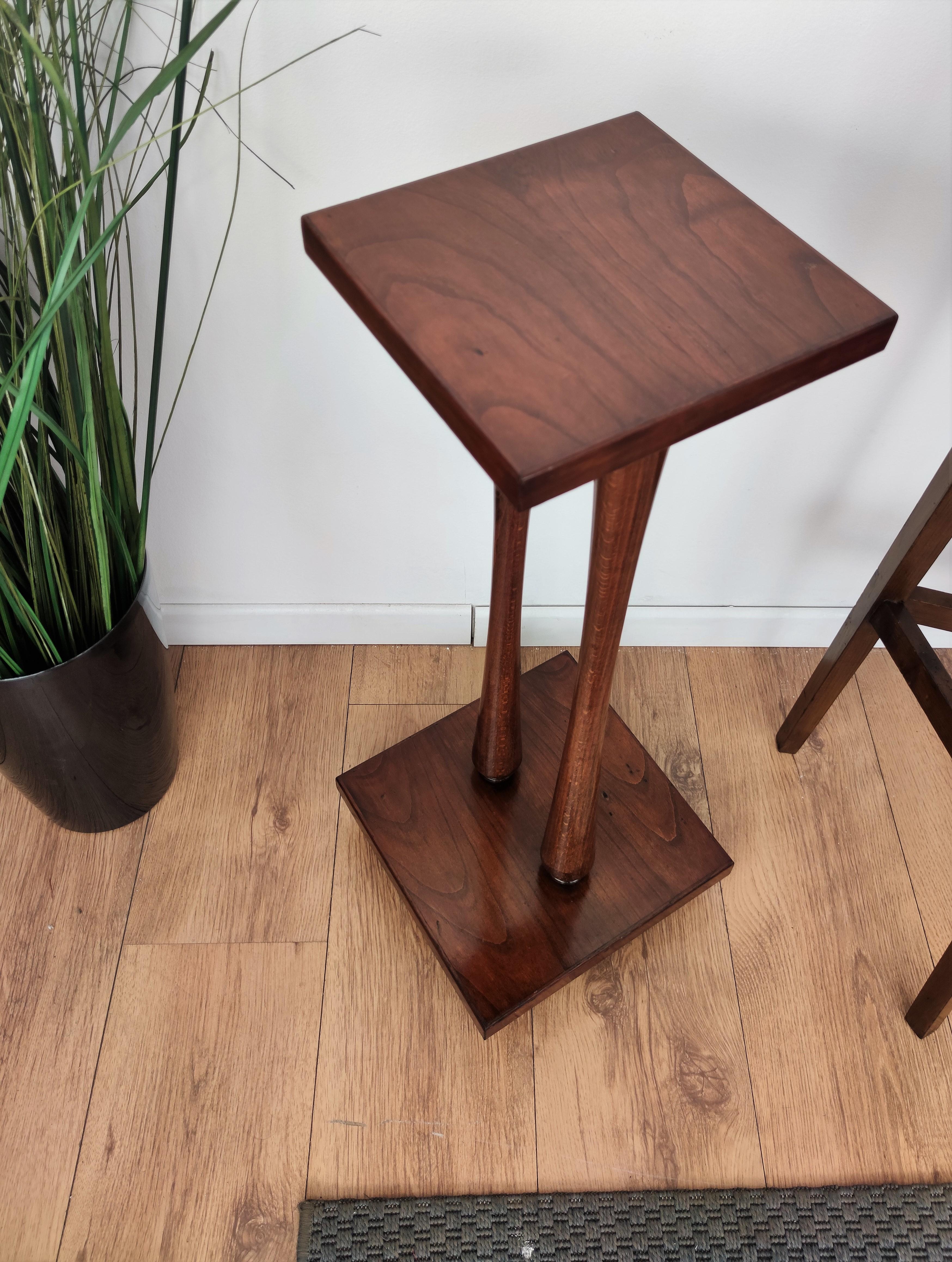 Vintage Italian Mid-Century Art Deco Walnut Wood Pedestal or Plant Stand In Good Condition In Carimate, Como