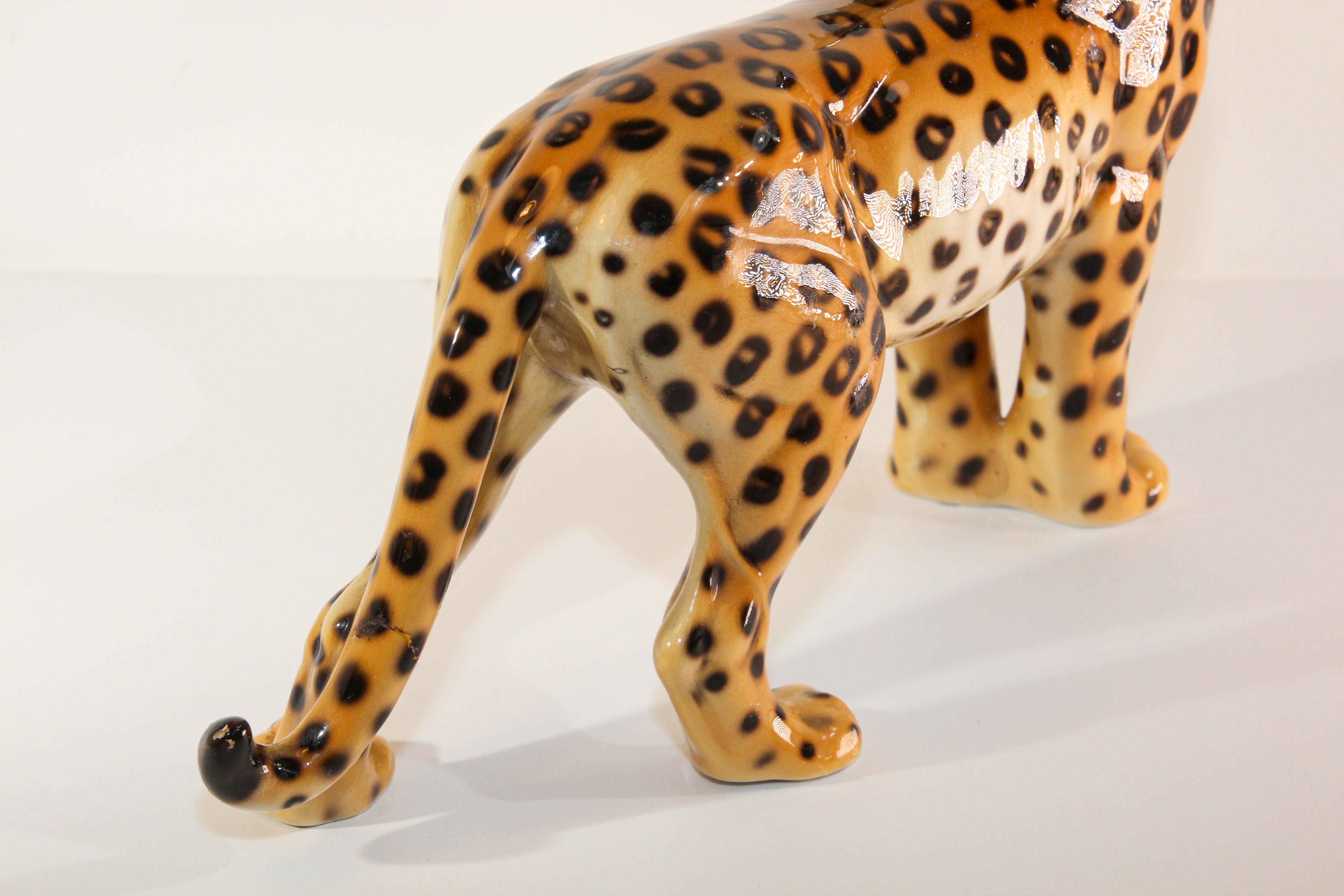Italienische Leoparden-Skulptur aus glasiertem Porzellan aus der Mitte des Jahrhunderts im Angebot 6