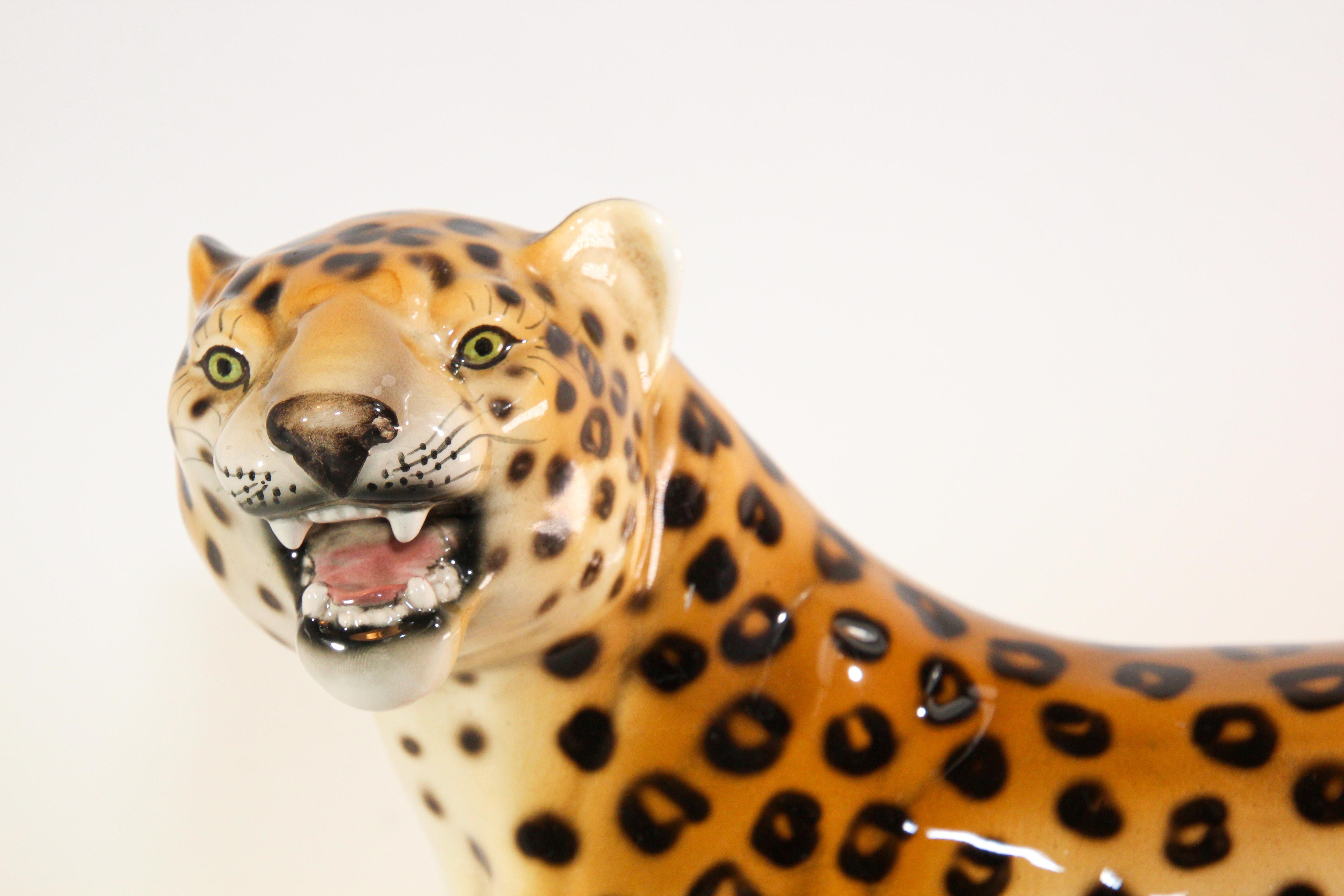 Sculpture italienne vintage en porcelaine du milieu du siècle dernier représentant un léopard, à rayures moyennes, avec la bouche ouverte.
Le léopard debout en porcelaine émaillée italienne peinte à la main.
Sculpture de léopard en céramique du
