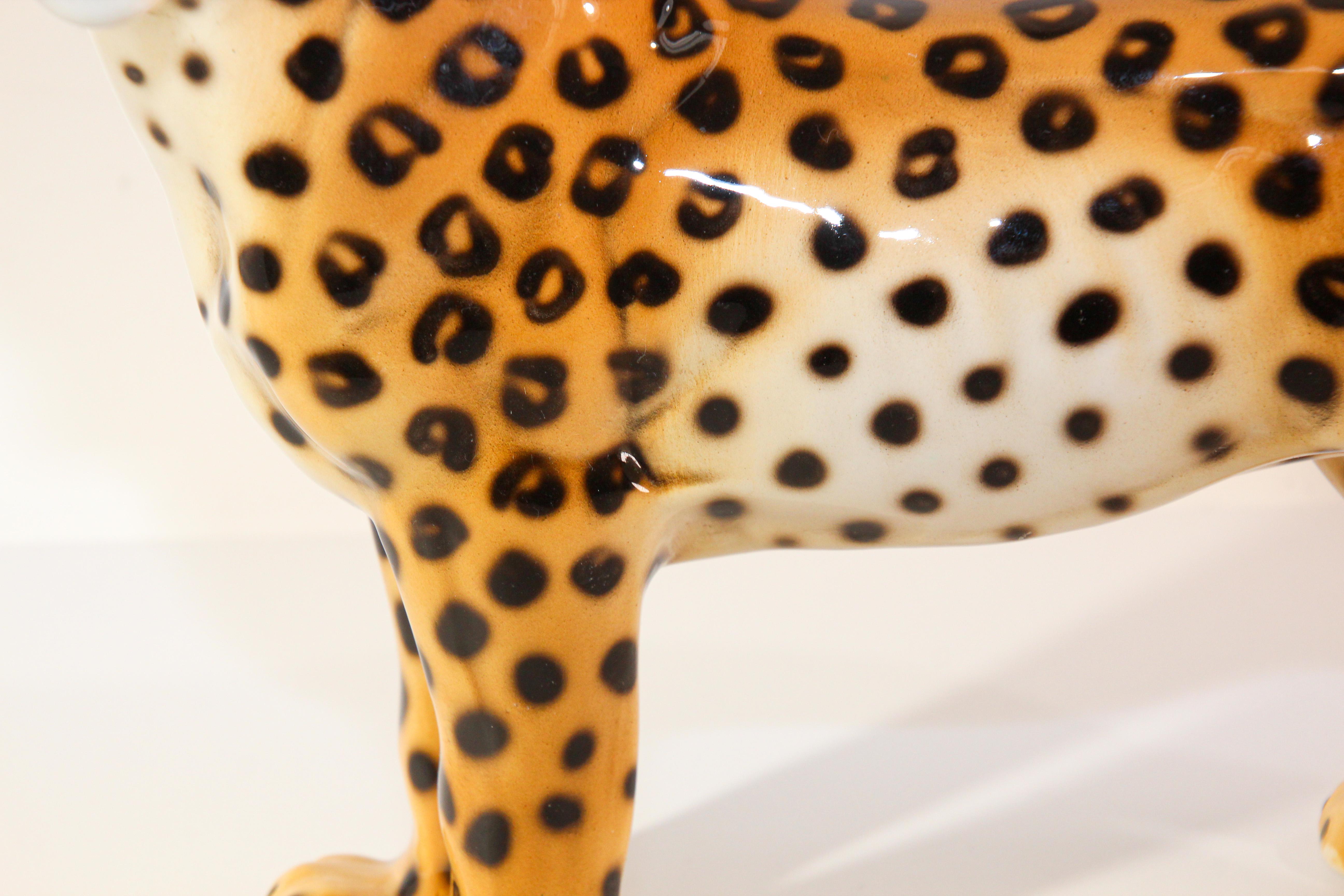 Italienische Leoparden-Skulptur aus glasiertem Porzellan aus der Mitte des Jahrhunderts (Art déco) im Angebot