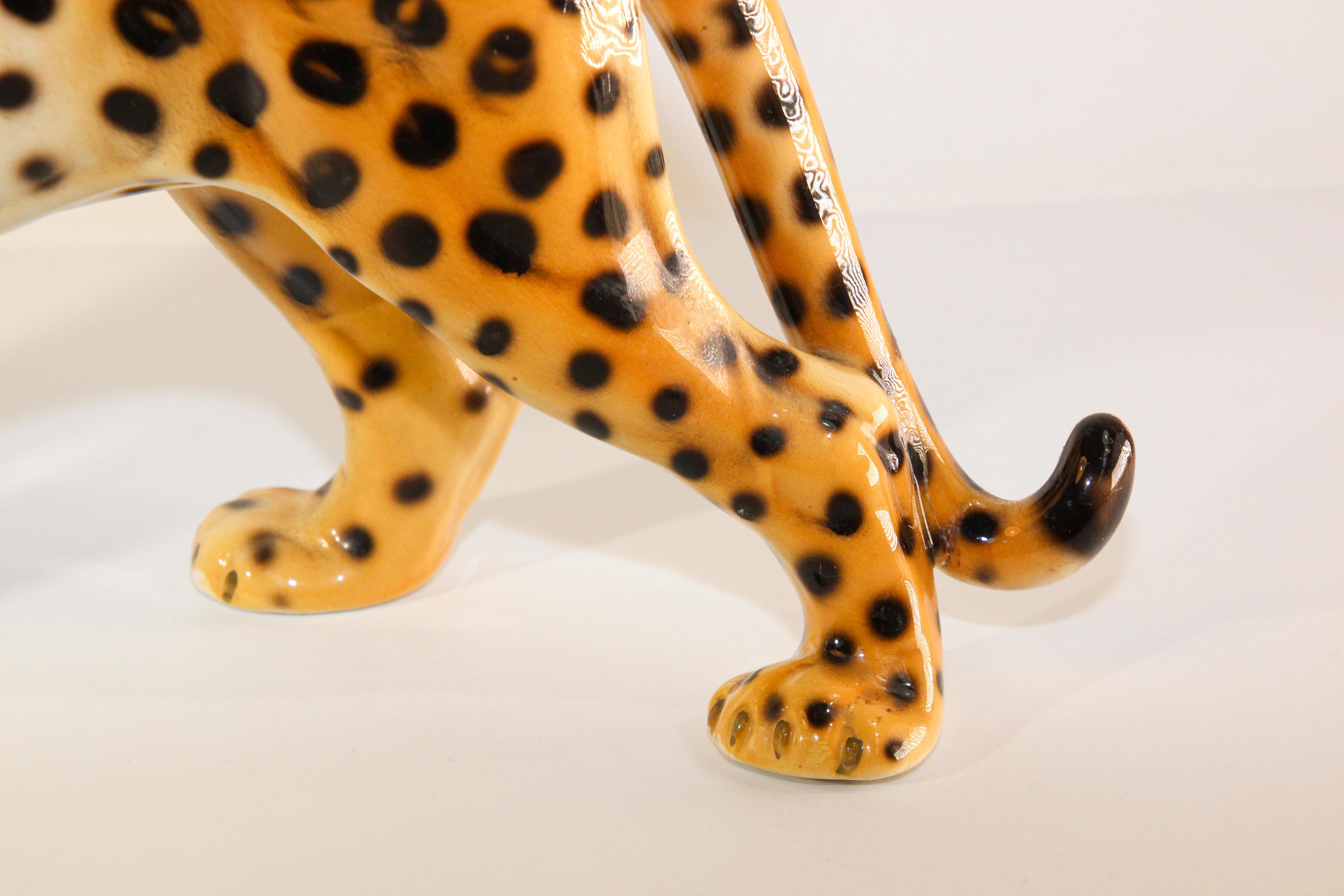 Sculpture de léopard italienne vintage en porcelaine émaillée du milieu du siècle dernier État moyen - En vente à North Hollywood, CA