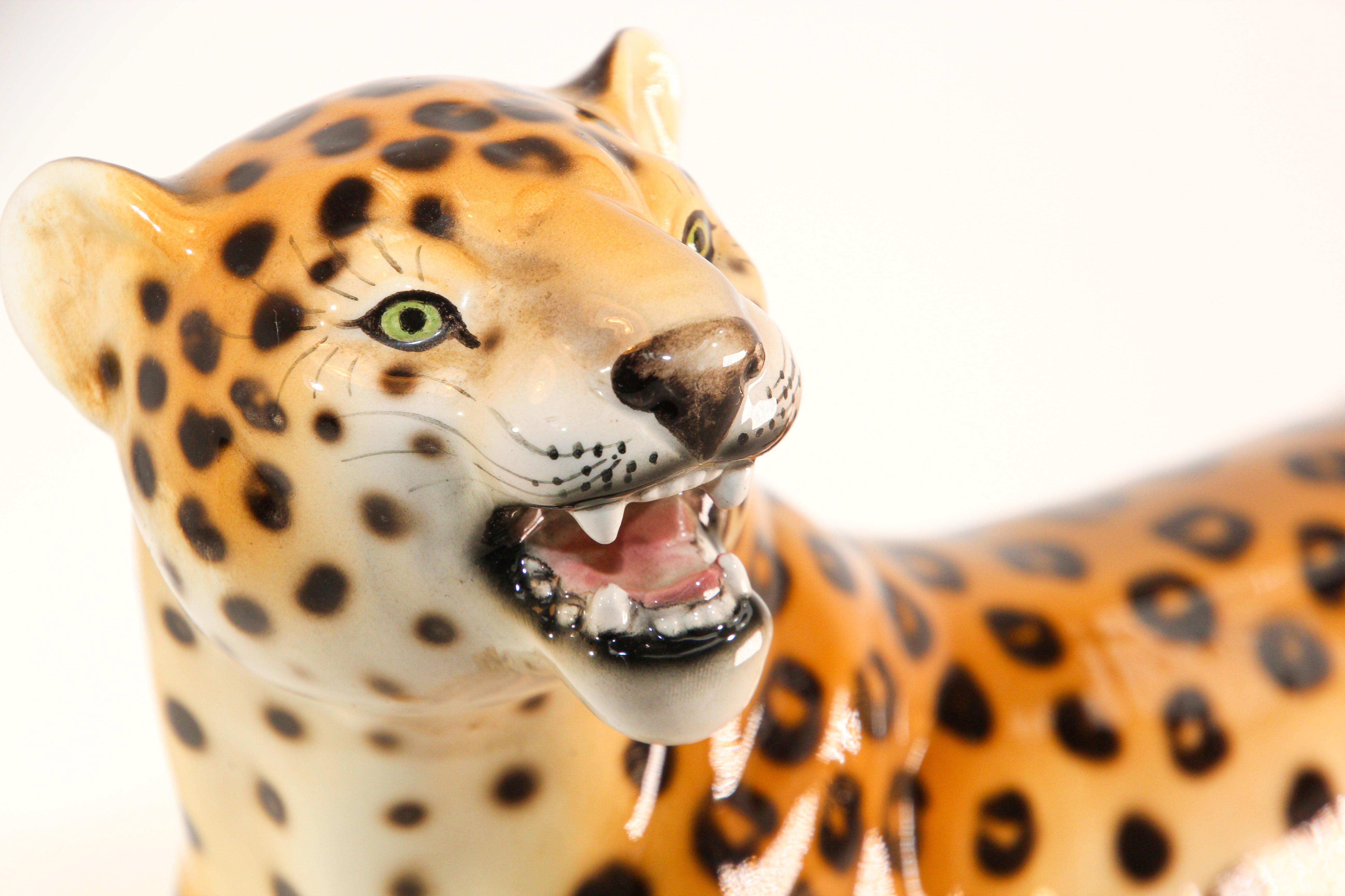 Italienische Leoparden-Skulptur aus glasiertem Porzellan aus der Mitte des Jahrhunderts im Angebot 1