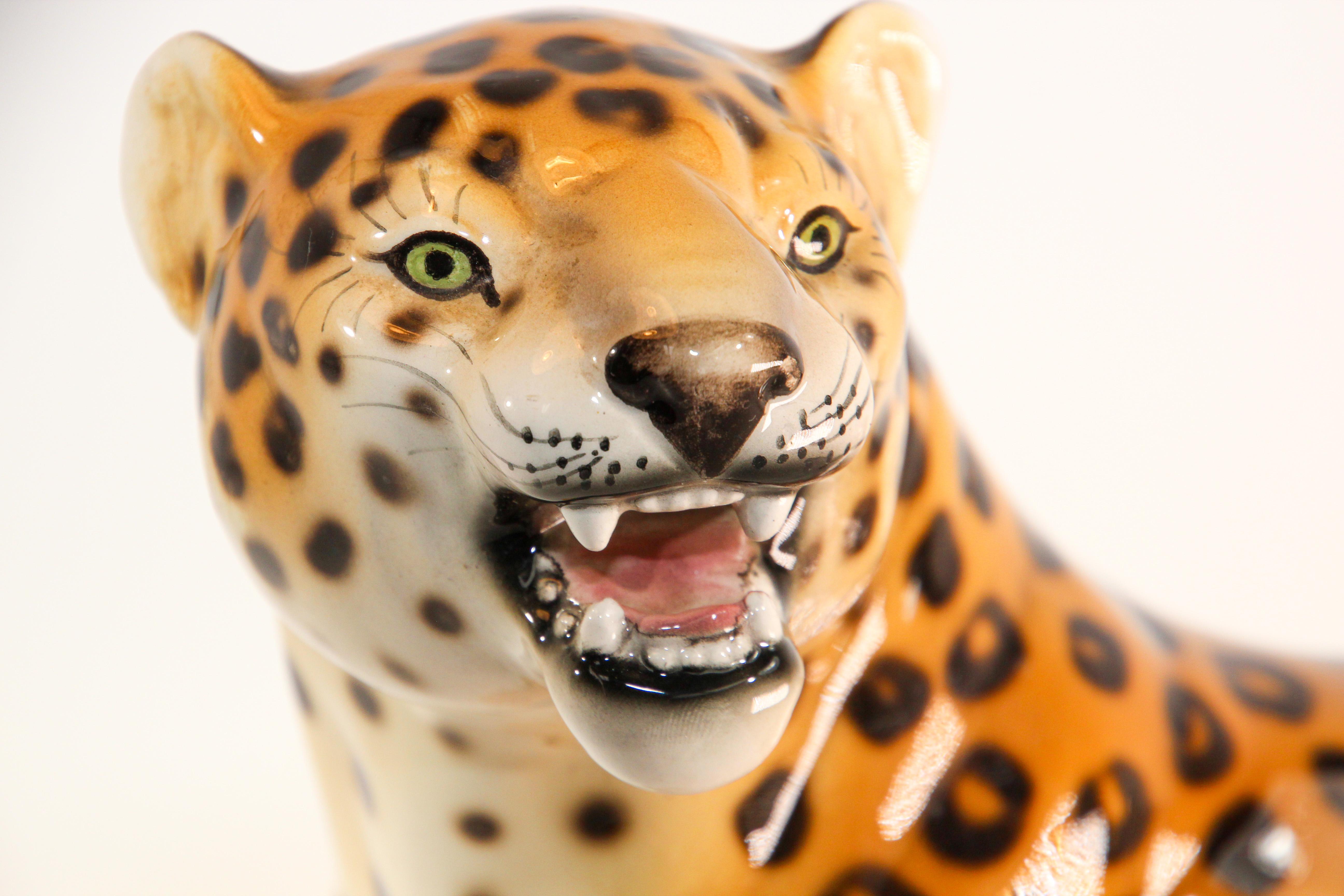 Sculpture de léopard italienne vintage en porcelaine émaillée du milieu du siècle dernier en vente 2