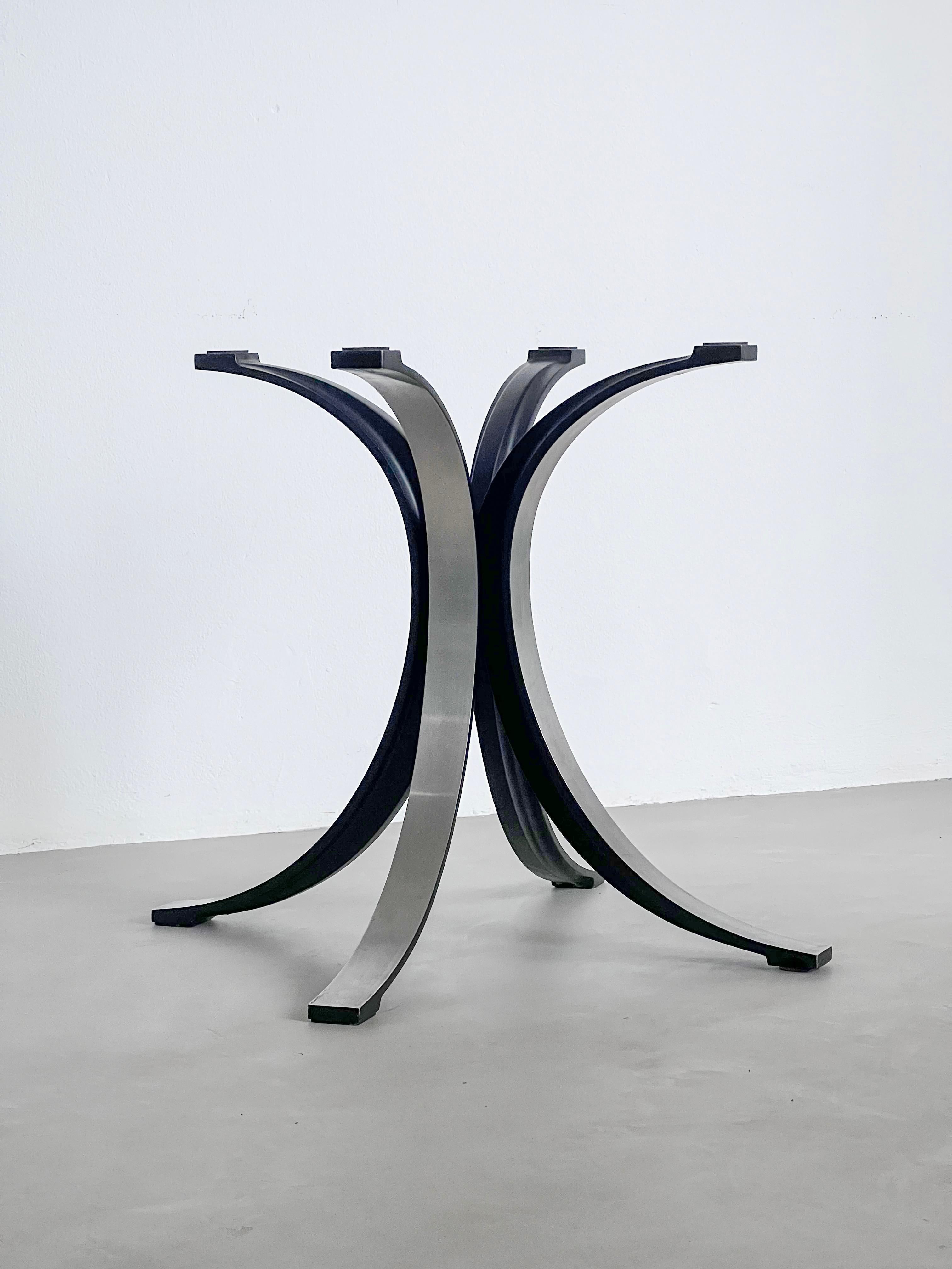 Conçue dans les années 1960 par Eugenio Gerli et Osvaldo Borsani, deux poids lourds du design italien du milieu du siècle, la T69 est une table à l'identité visuelle forte : ses élégants pieds incurvés sont en effet un clin d'œil au logo de Tecno,