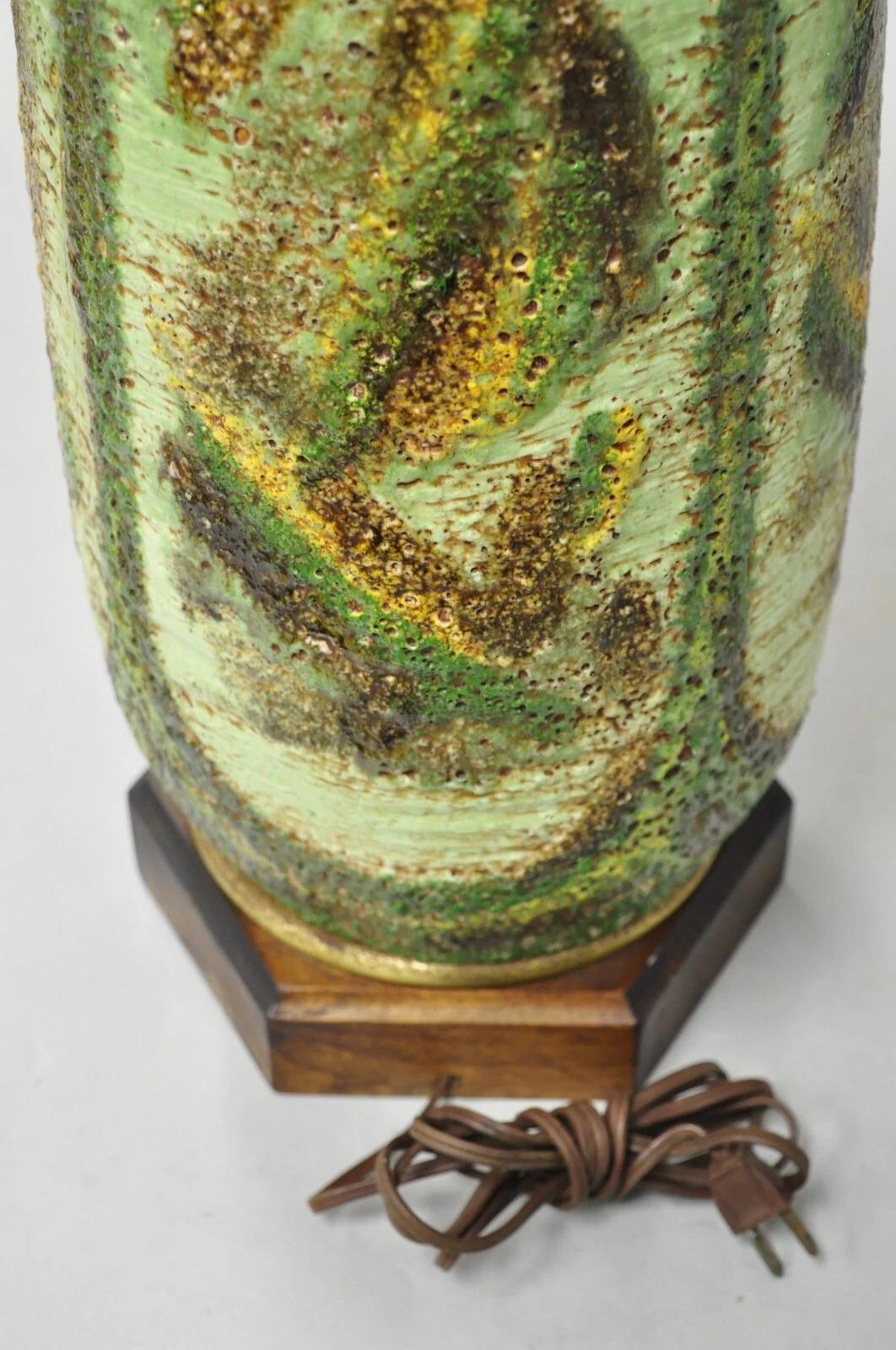 Vintage Italian Mid Century Modern Green Pottery Glazed Ceramic Tall Table Lamp in vendita 4