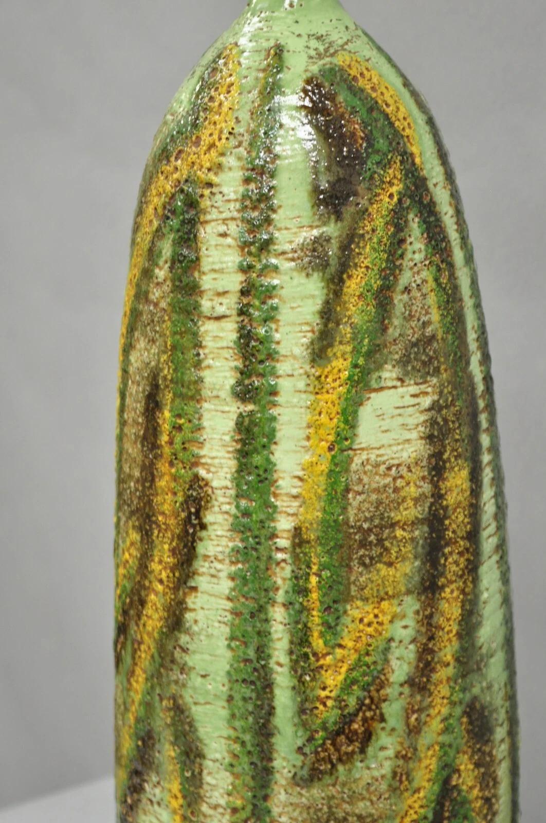 Vintage Italian Mid Century Modern Green Pottery Glazed Ceramic Tall Table Lamp In condizioni buone in vendita a Philadelphia, PA