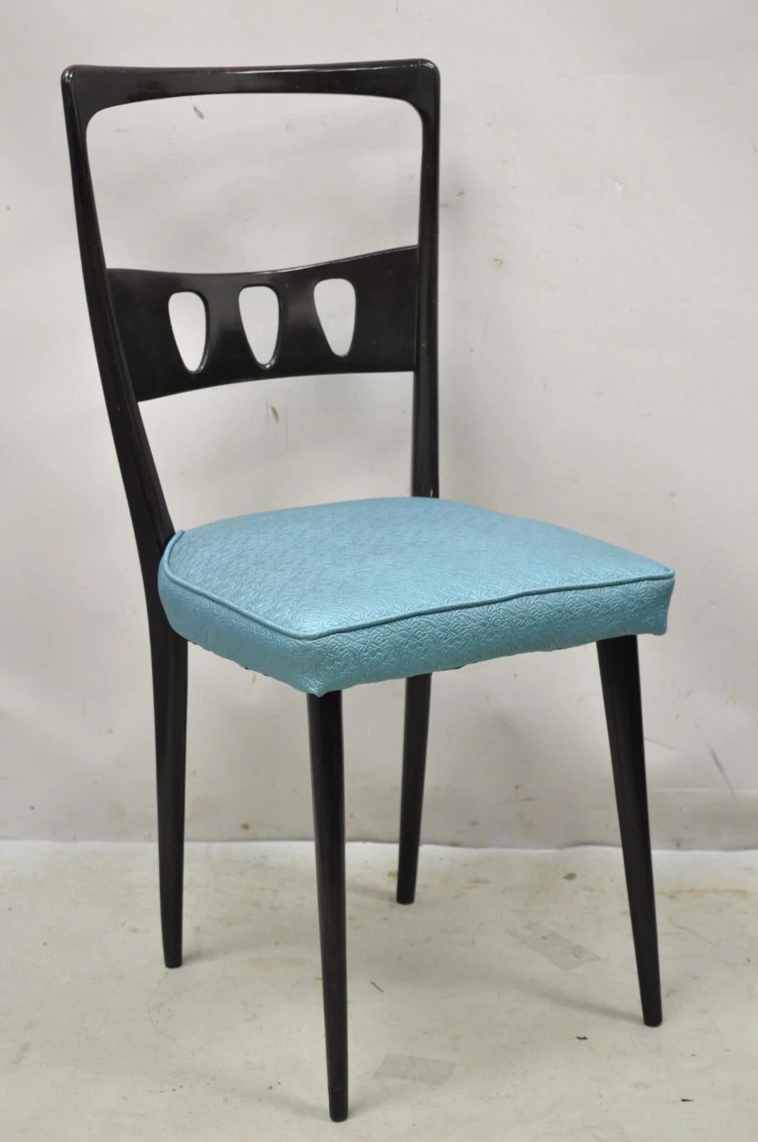 Objet : Chaises de salle à manger de style Ico Parisi en Italie du milieu du siècle dernier - Lot de 4. Détails : Cadre en bois massif, pieds fuselés, très bel ensemble vintage, qualité de fabrication, grand style et forme, l'ensemble peut supporter