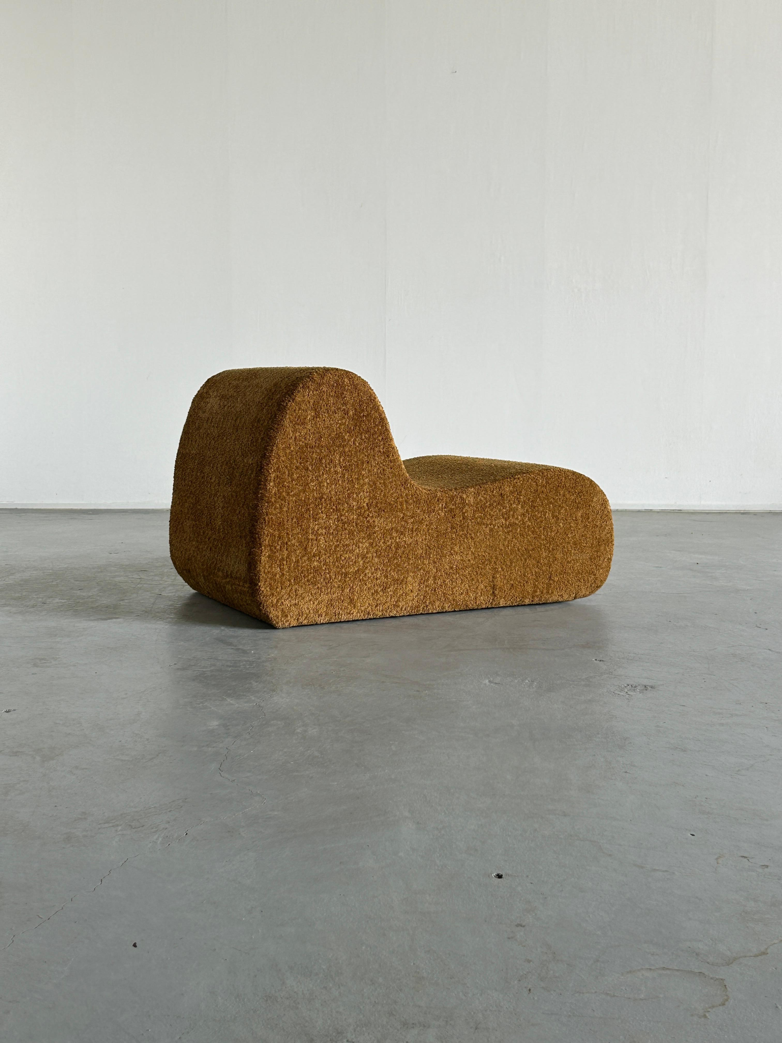 Chaise longue italienne mi-siècle moderne en bouclette d'ocre, années 1970, Italie en vente 4