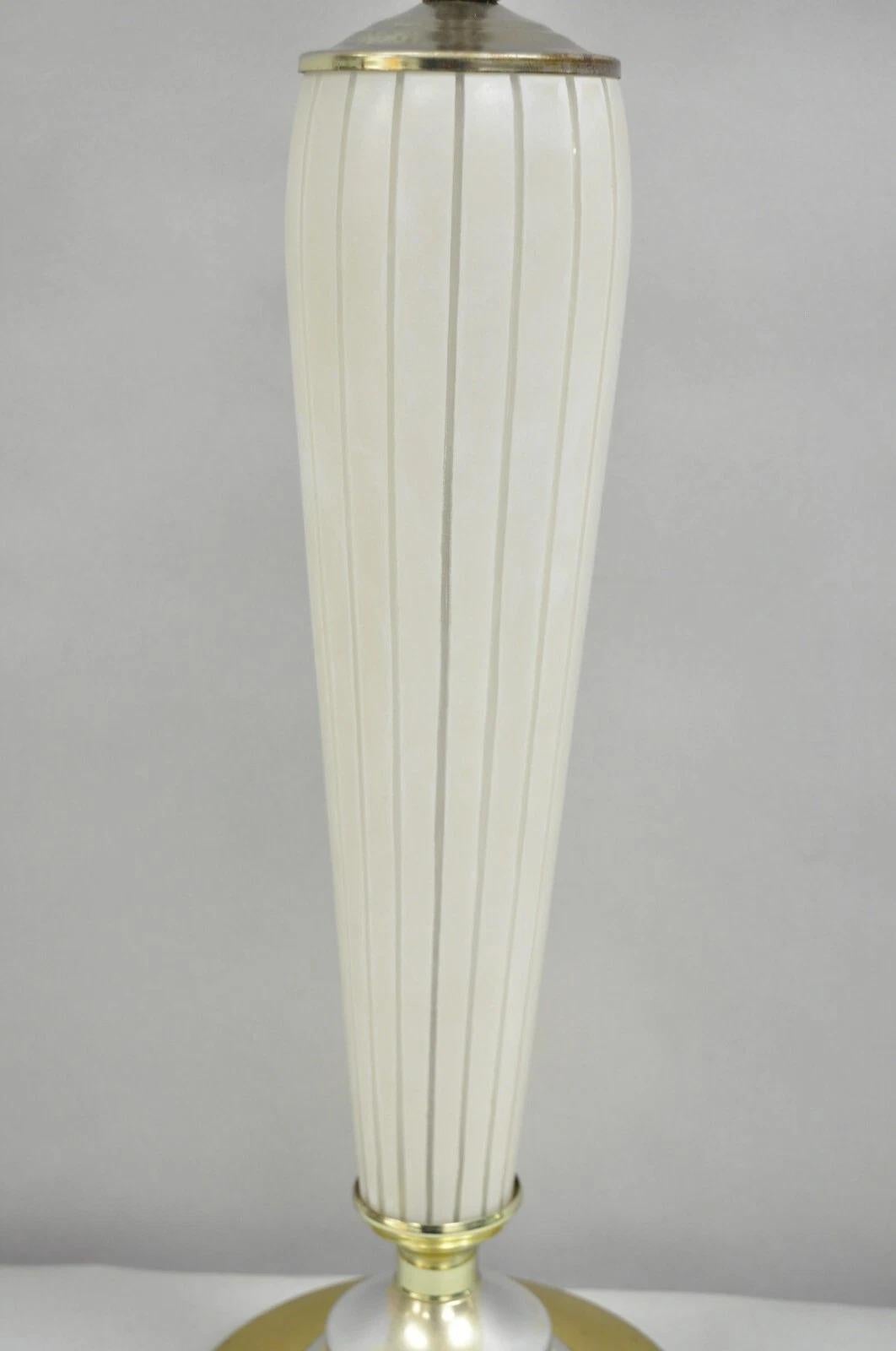 Mid-Century Modern Lampe de bureau italienne Art déco mi-siècle moderne en verre effilé en vente