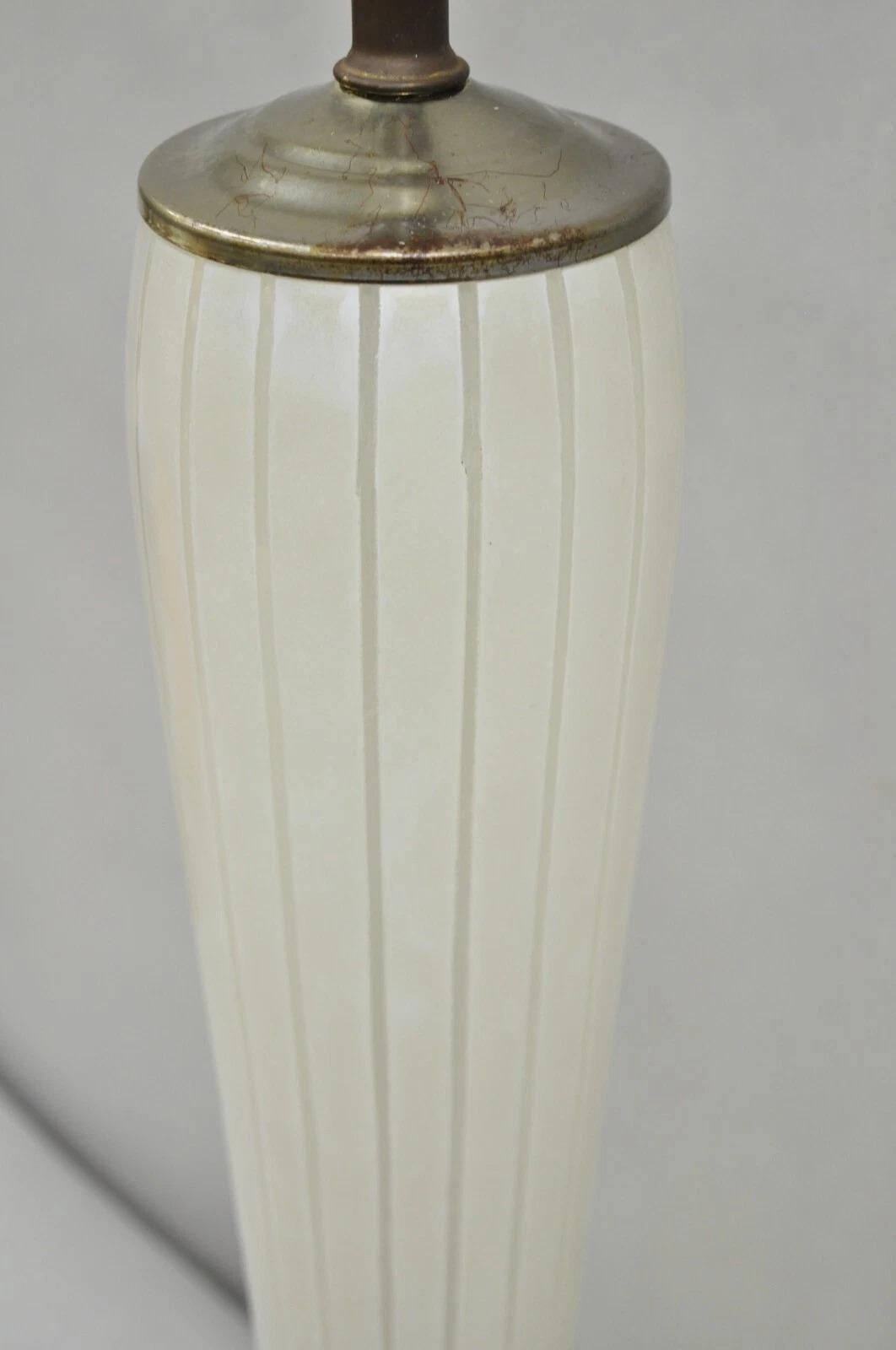 Inconnu Lampe de bureau italienne Art déco mi-siècle moderne en verre effilé en vente