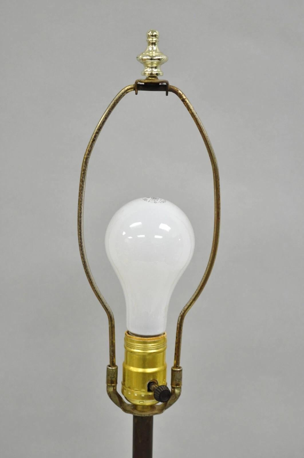 Lampe de bureau italienne Art déco mi-siècle moderne en verre effilé Bon état - En vente à Philadelphia, PA