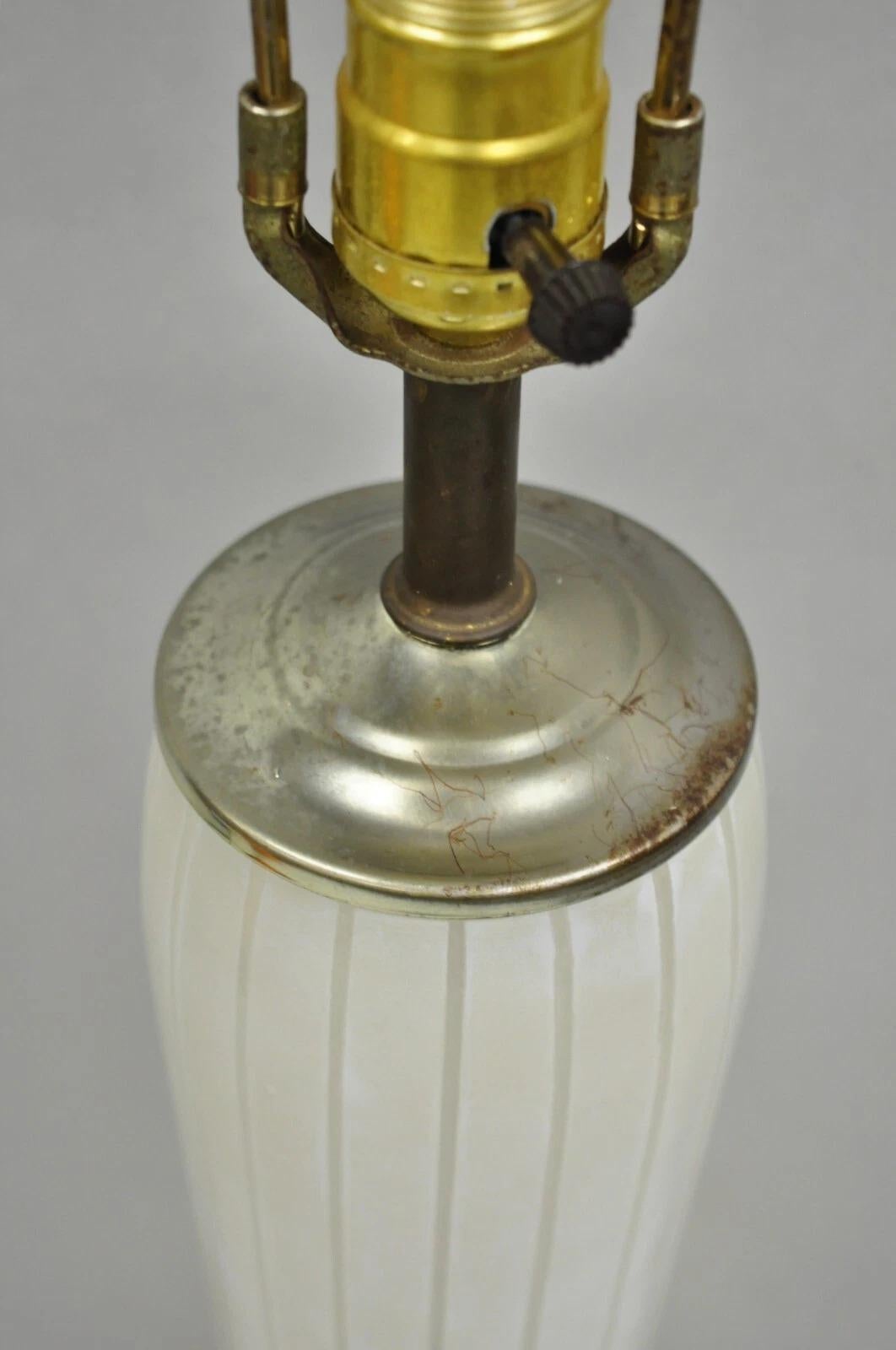 20ième siècle Lampe de bureau italienne Art déco mi-siècle moderne en verre effilé en vente